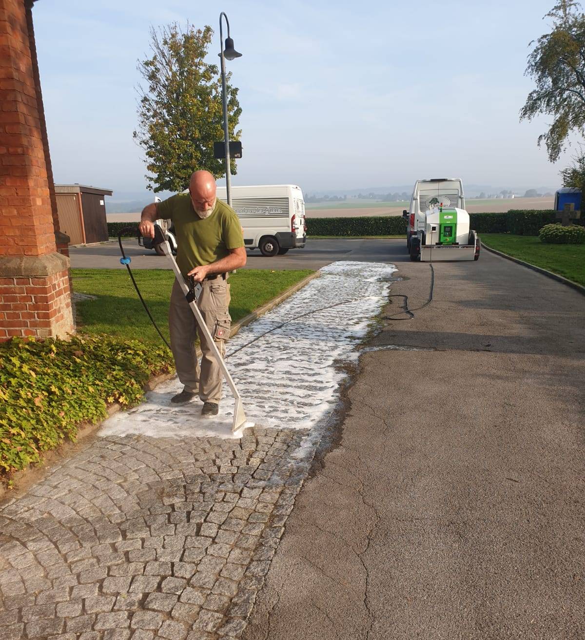  Jens Torner wendet die umweltfreundliche und schonende Herbizidfreie Unkrautbekämpfung mit dem Foamstream ein. 