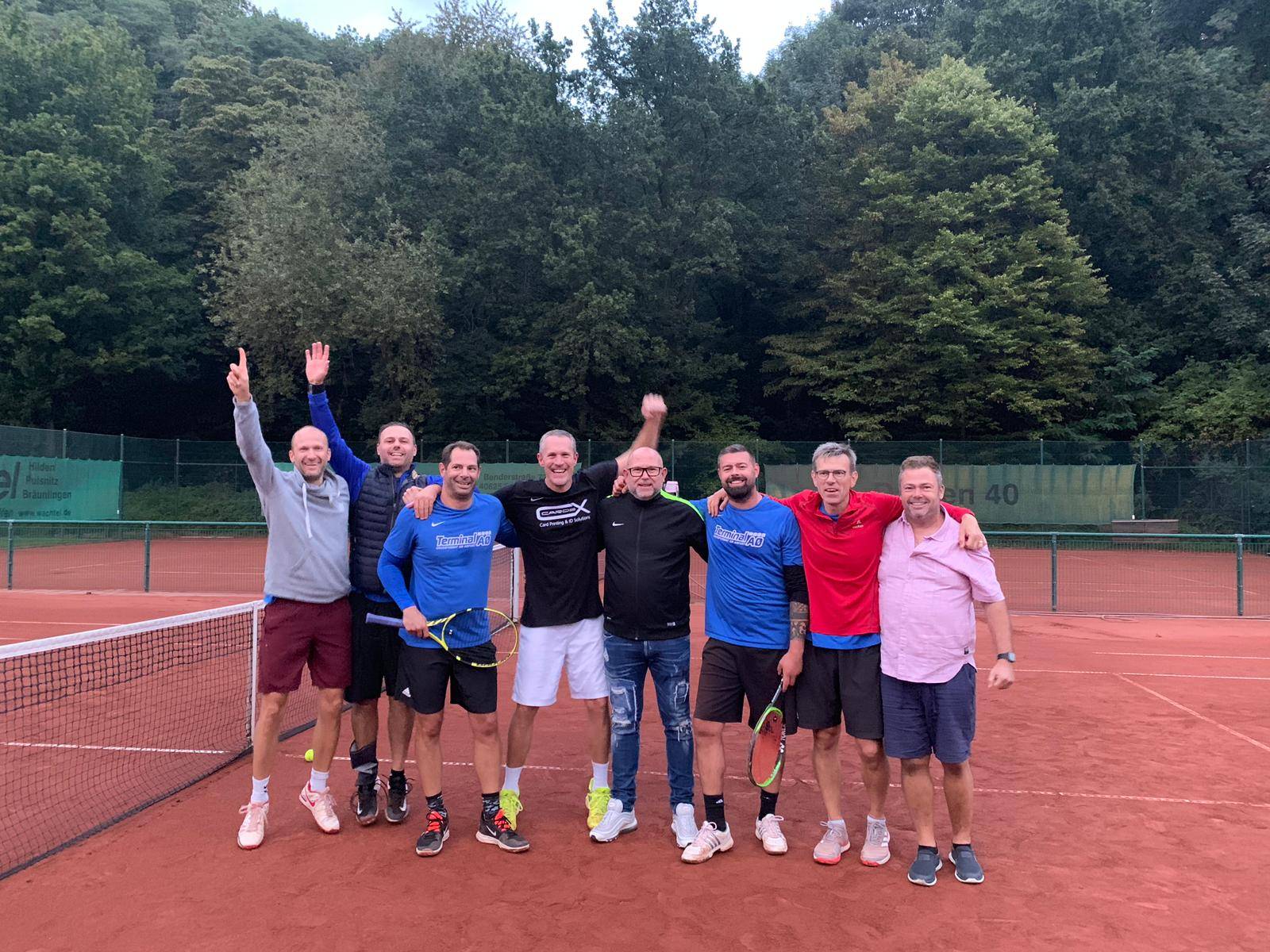 Die Tennis Herren „40 2“ steigen auf: Große Freude beim MTHC