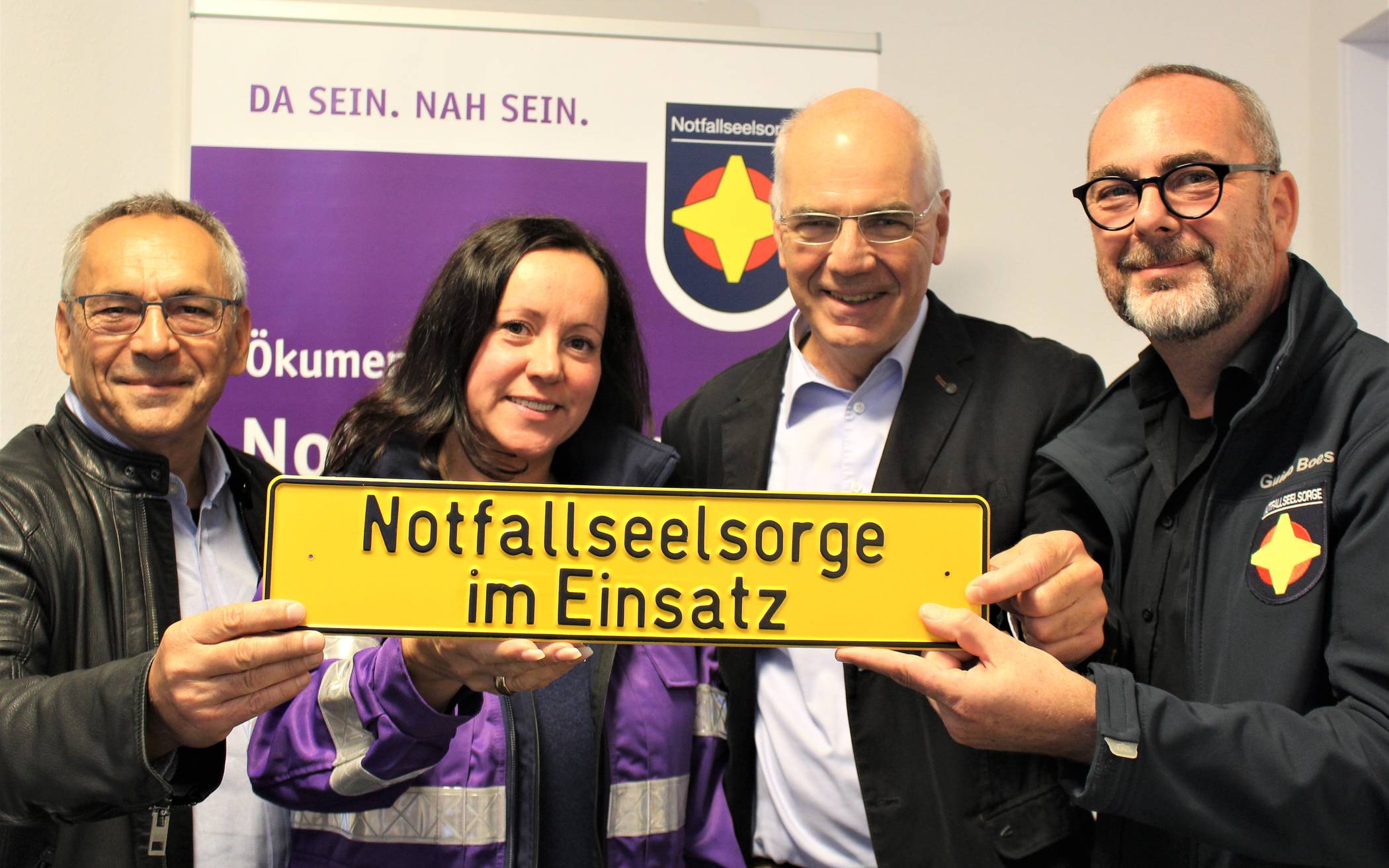  Koordinator Jürgen Draht, Ehrenamtlerin Hildegard Krause, Superintendant Frank Weber und Koordinator Guido Boes (v.li.) laden gemeinsam zum Infostand am kommenden Samstag auf den Jubiläumsplatz ein. 