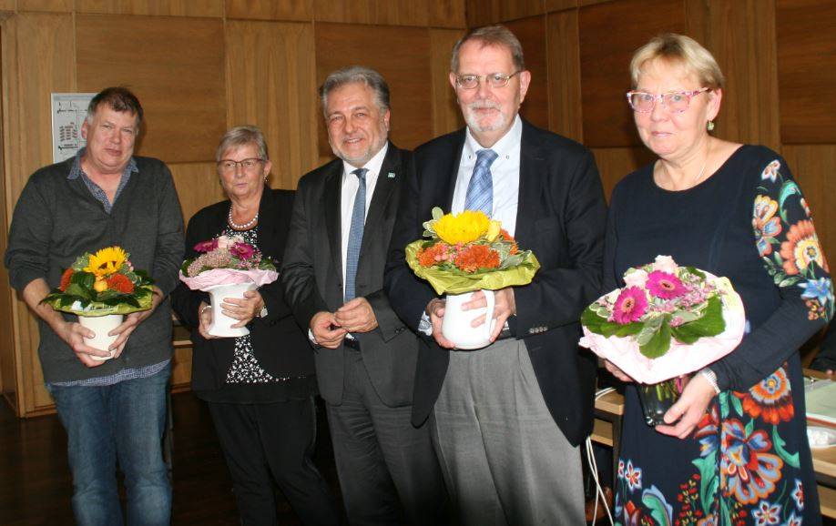 Thomas Dinkelmann ehrte Ute Stöcker (r.), Klaus Müller (2. v. r.), Renate Petschull und Andreas Scherer (l.) für ihre 20-jährige Ratsarbeit. 