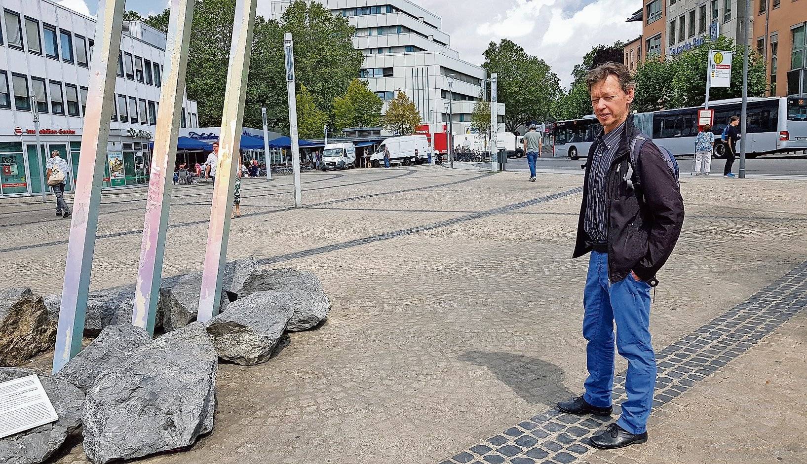  Das ErdStrahlen-Kunstwerk mitten auf dem Jubi ist in Dr. Englerts Augen völlig misslungen. „Das Kunstwerk wertet den Platz nicht auf, die Stelen stehen völlig für sich und sehen aufgrund der Witterung mittlerweile nur noch billig aus.“ 