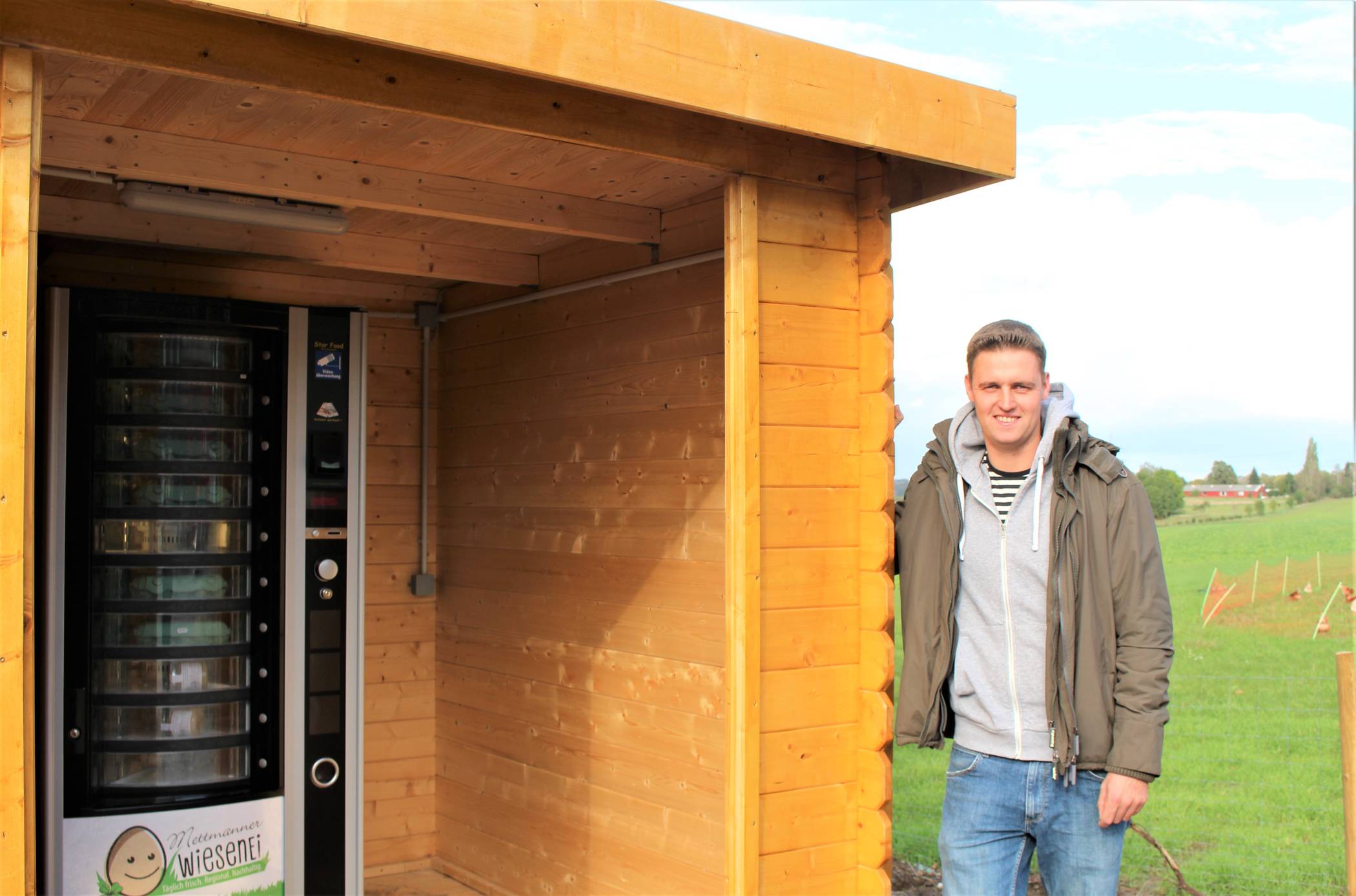  Stephan Schlieper vor dem neuen Automaten. 