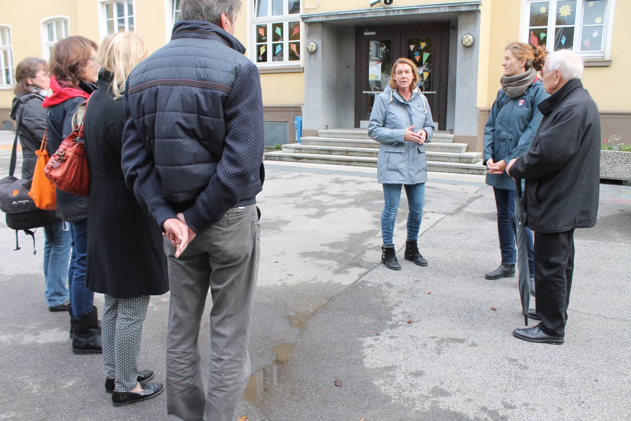 Regina Lenz, die Vorsitzende der Schulpflegschaft, zeigt den eingeladenen Ratsmitgliedern und Pressevertretern bei einem Ortstermin die Missstände an der Katholischen Grundschule Neanderstraße. 