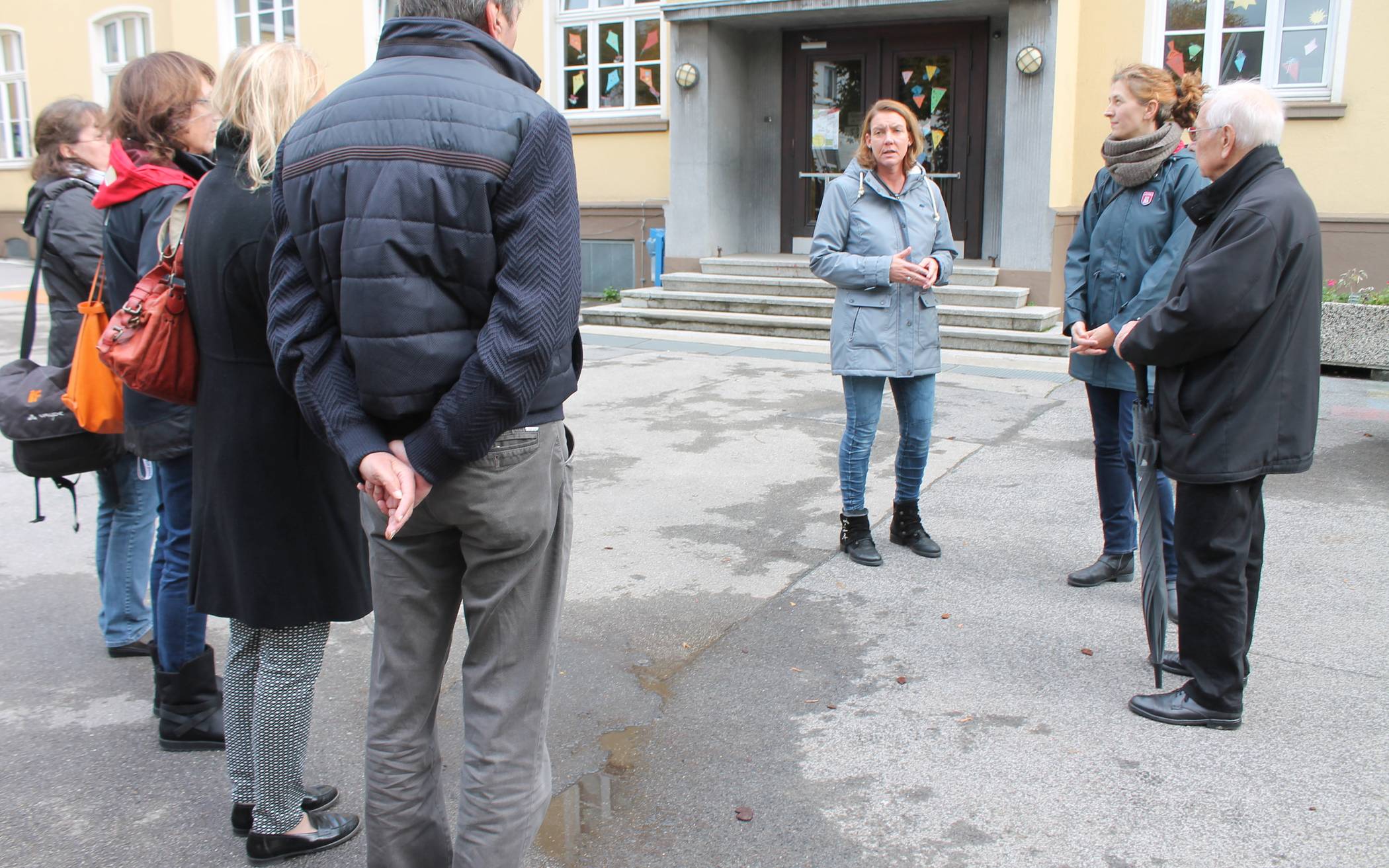  Regina Lenz, die Vorsitzende der Schulpflegschaft, zeigt den eingeladenen Ratsmitgliedern und Pressevertretern bei einem Ortstermin die Missstände an der Katholischen Grundschule Neanderstraße. 