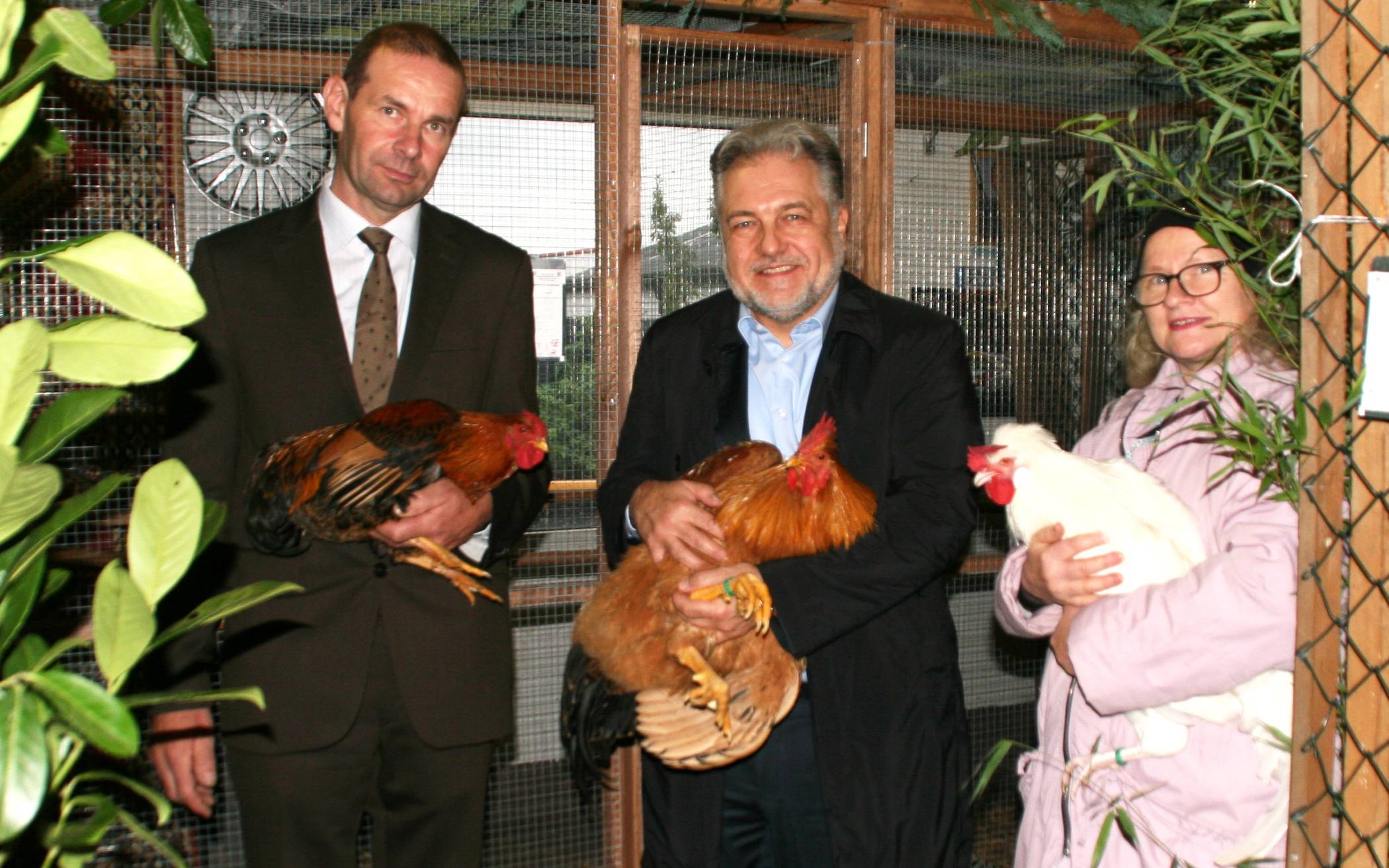  Vereinsvorsitzender Stefan Krus, Bürgermeister Thomas Dinkelmann und Rassegeflügelzüchterin Rita Bohndorf.  