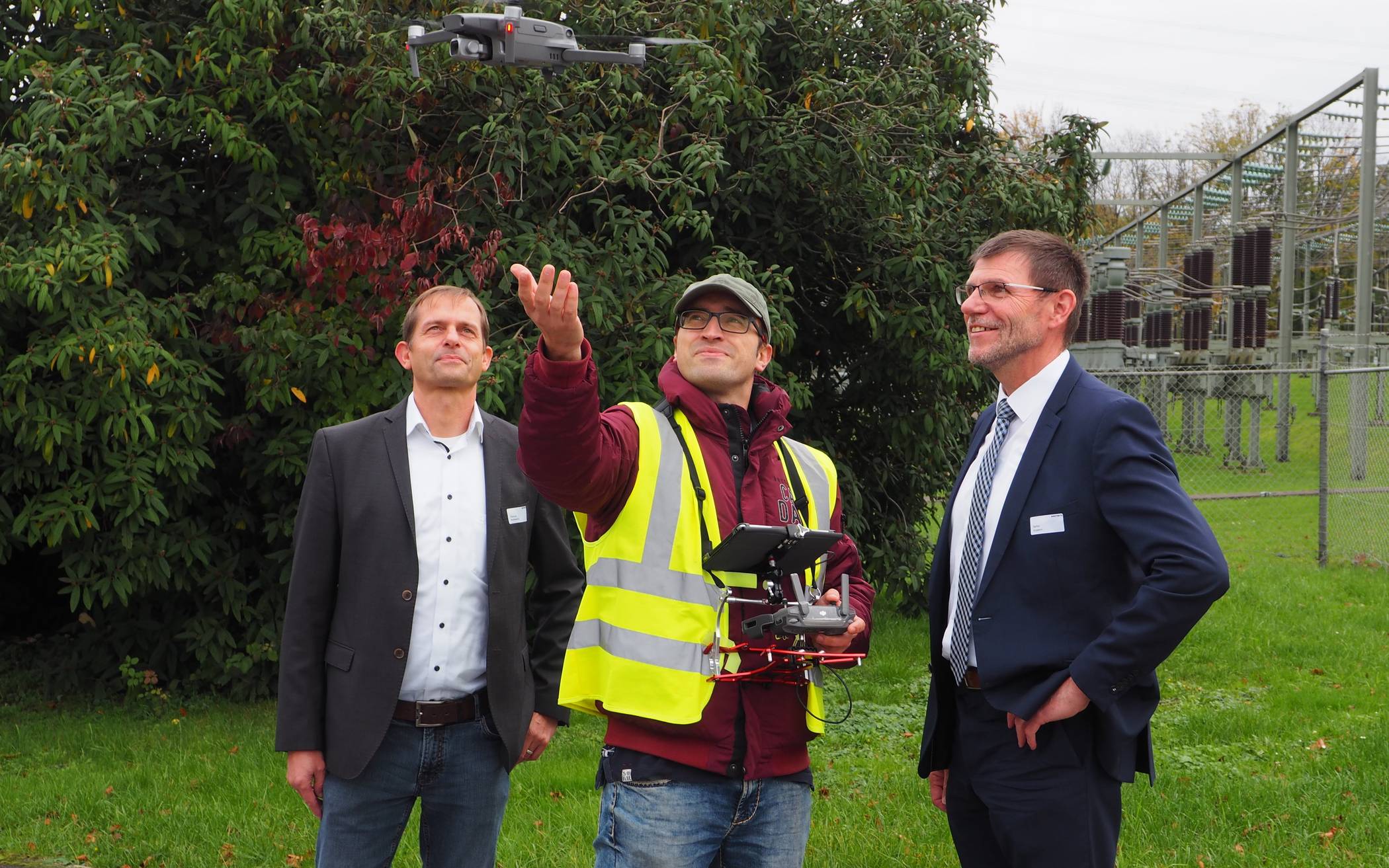  Westnetz-Geschäftsführer Dr. Thomas Küppers präsentiert mit Thomas Walkiewicz und einem weiteren Mitarbeiter eine der Drohnen, die auf dem Campus zum Einsatz kommen. 