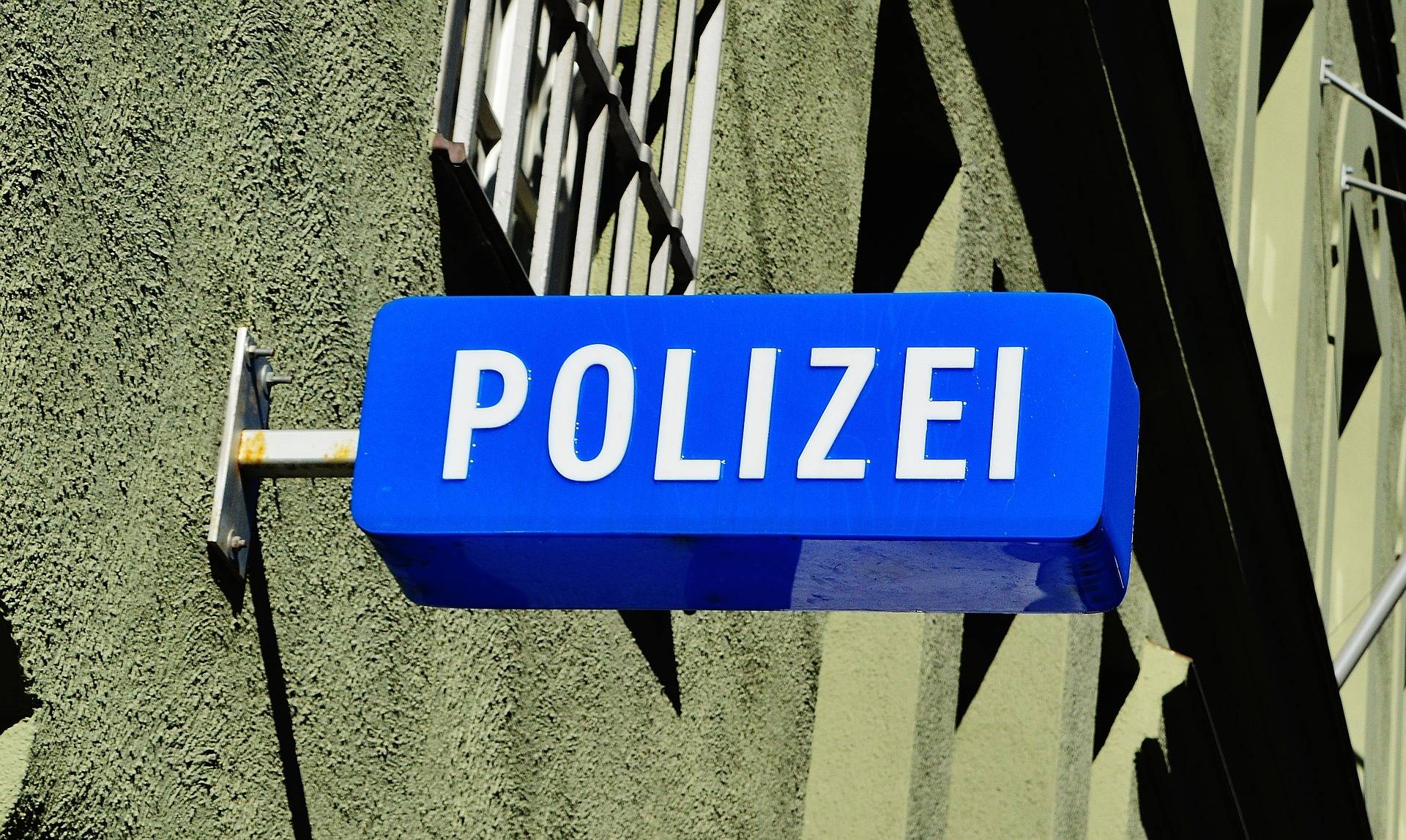 Polizei ermittelt wegen unterlassener Hilfeleistung: Busfahrer fährt einfach weiter