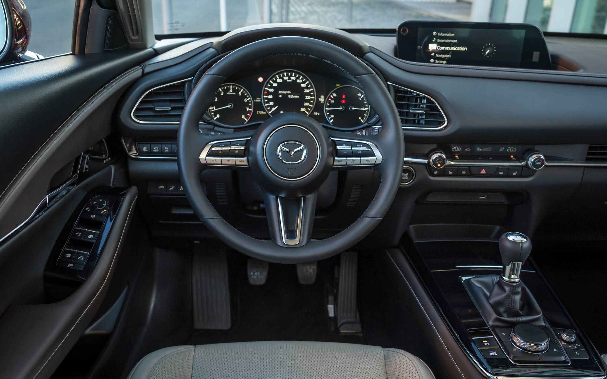 Das symmetrische Cockpit-Layout mitsamt der drei Anzeigen im Kombiinstrument und des...