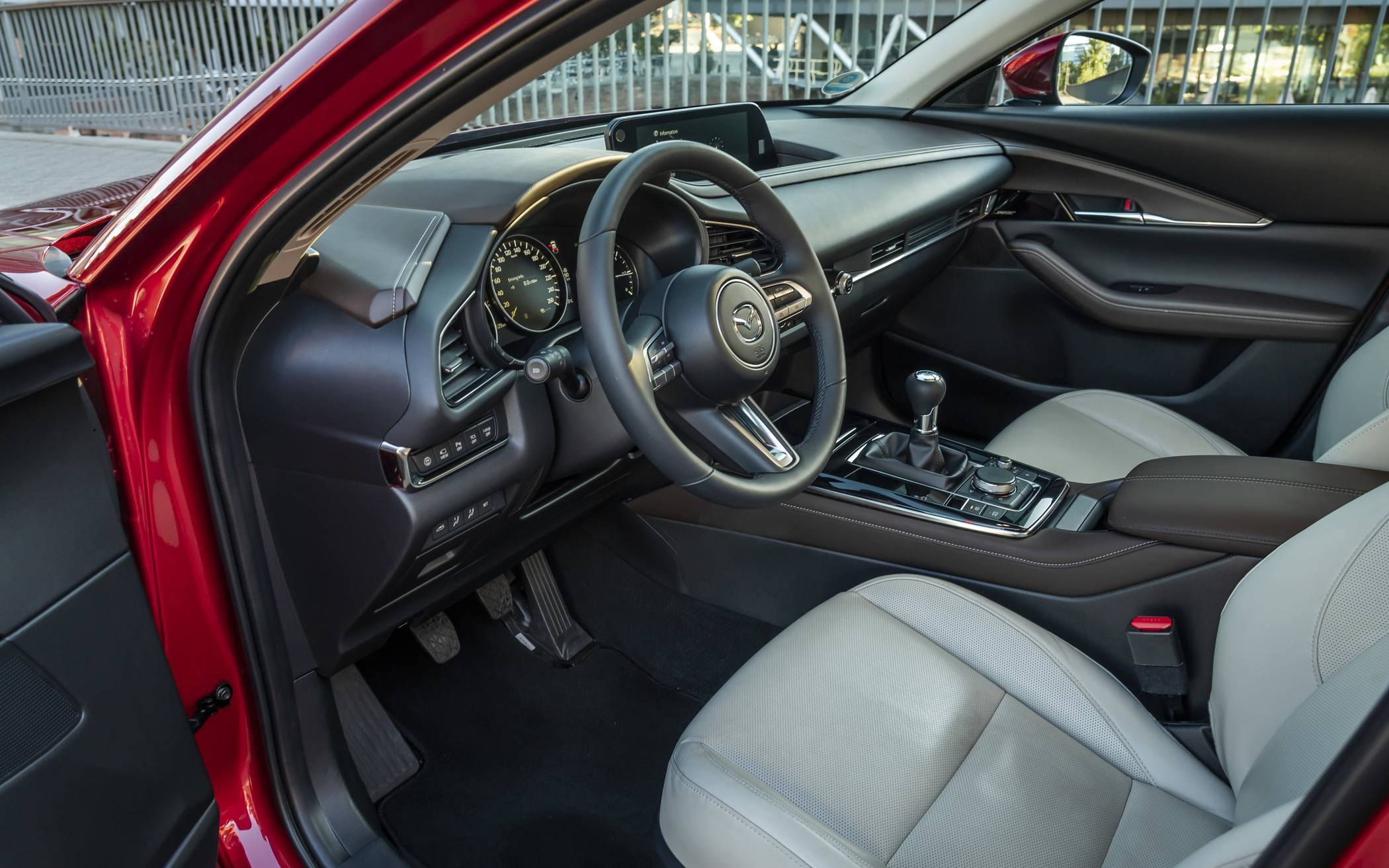 Im Interieur verbindet sich der behagliche, auf den Fahrer fokussierte Cockpitbereich...