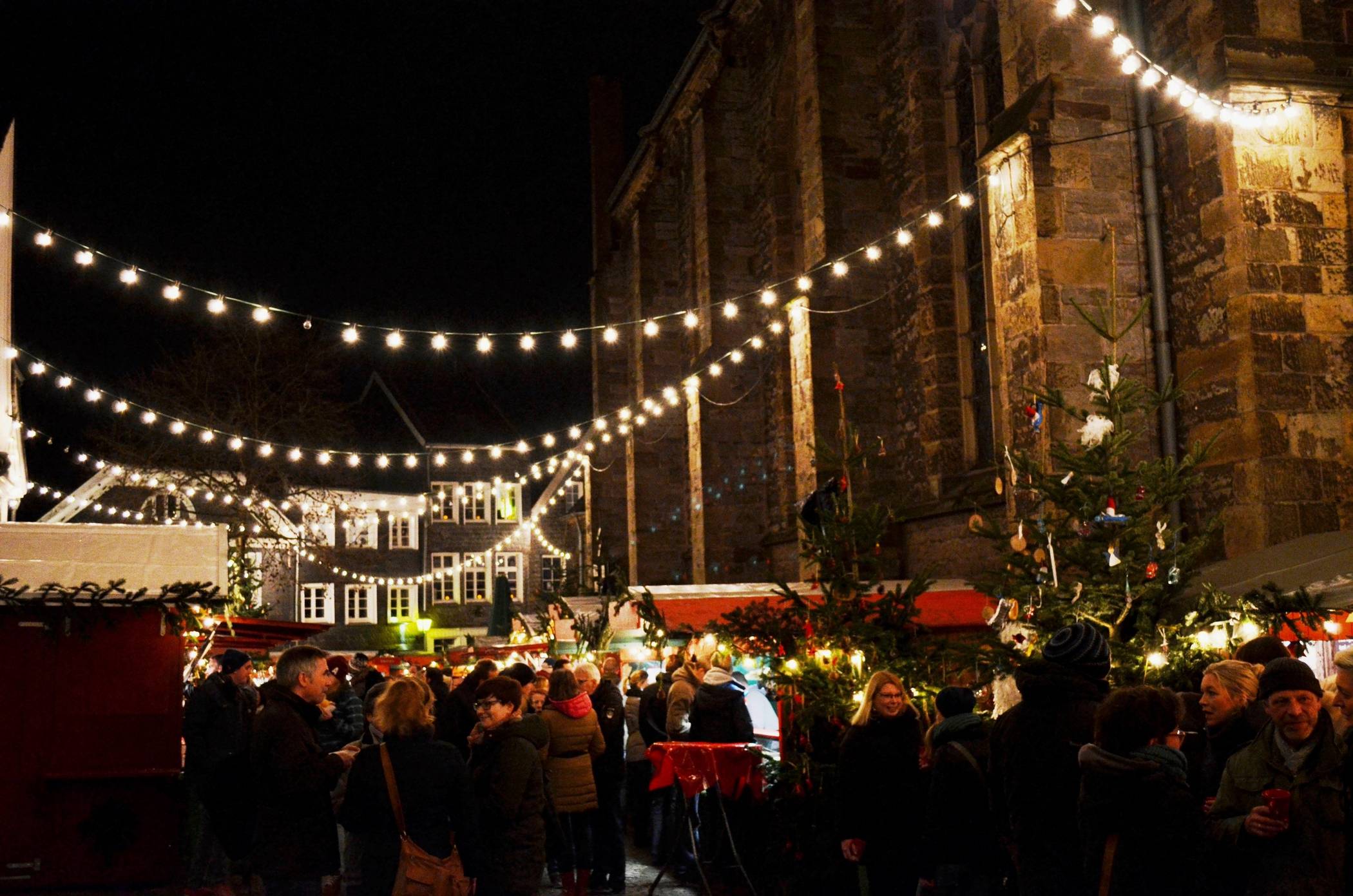  Weihnachten in Mettmann: In der ganzen Stadt werden Weihnachtsbäume aufgestellt. 