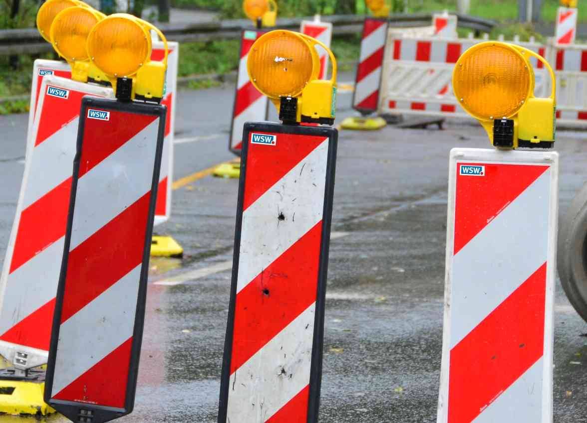 Risse in der Fahrbahn werden saniert