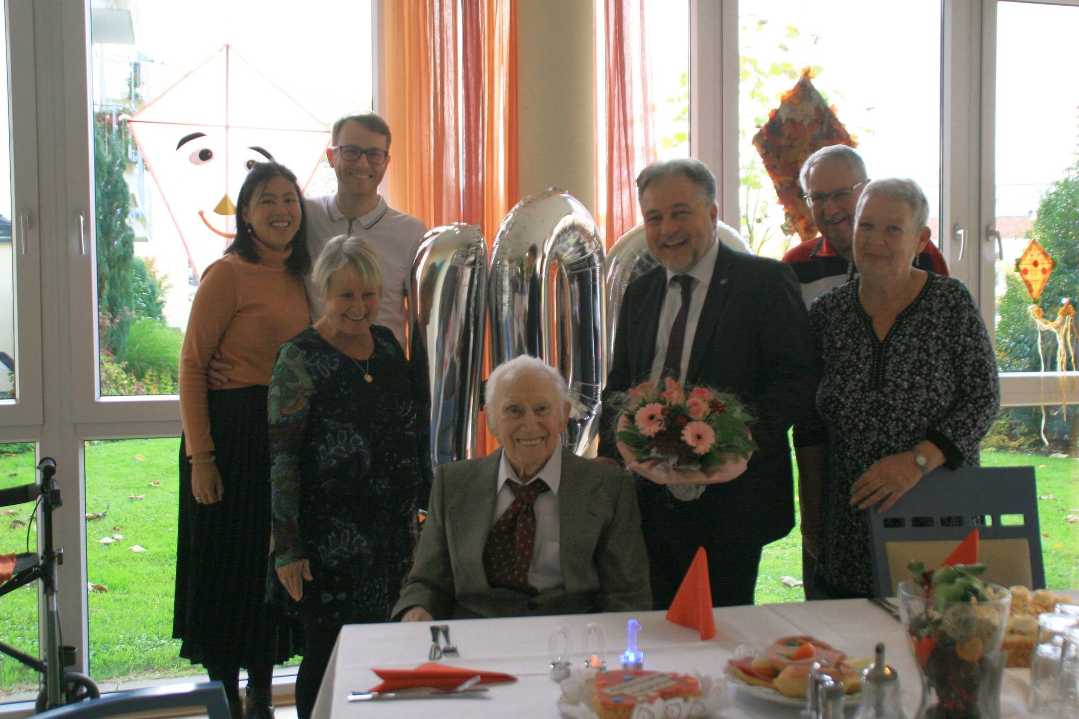  Heinrich Syring feierte am Sonntag zusammen mit seiner Familie sowie der stv. Landrätin Elke Thiele (2.v.l.) und Bürgermeister Thomas Dinkelmann (3.v.r.) seinen 100. Geburtstag. 