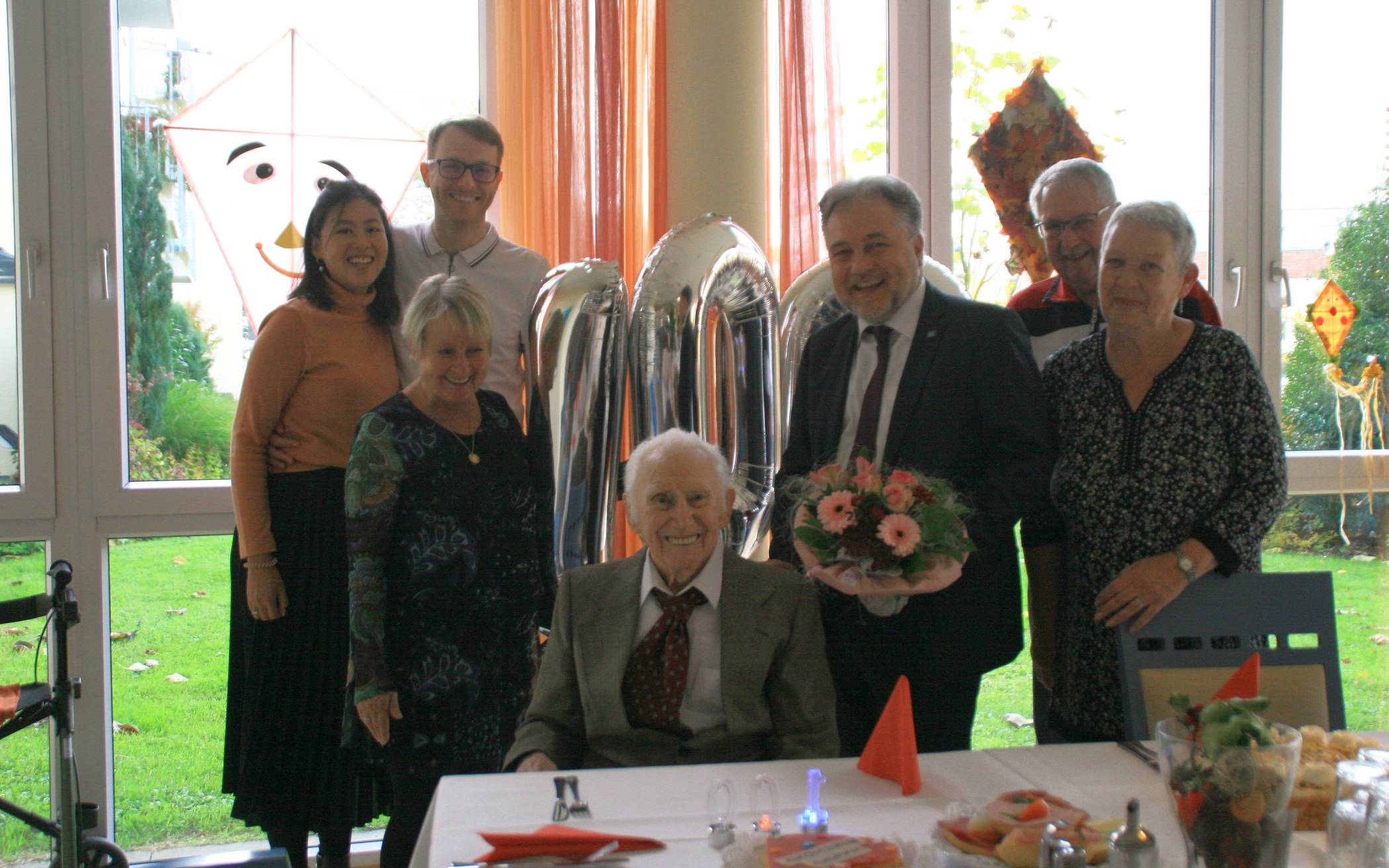  Heinrich Syring feierte am Sonntag zusammen mit seiner Familie sowie der stv. Landrätin Elke Thiele (2.v.l.) und Bürgermeister Thomas Dinkelmann (3.v.r.) seinen 100. Geburtstag. 