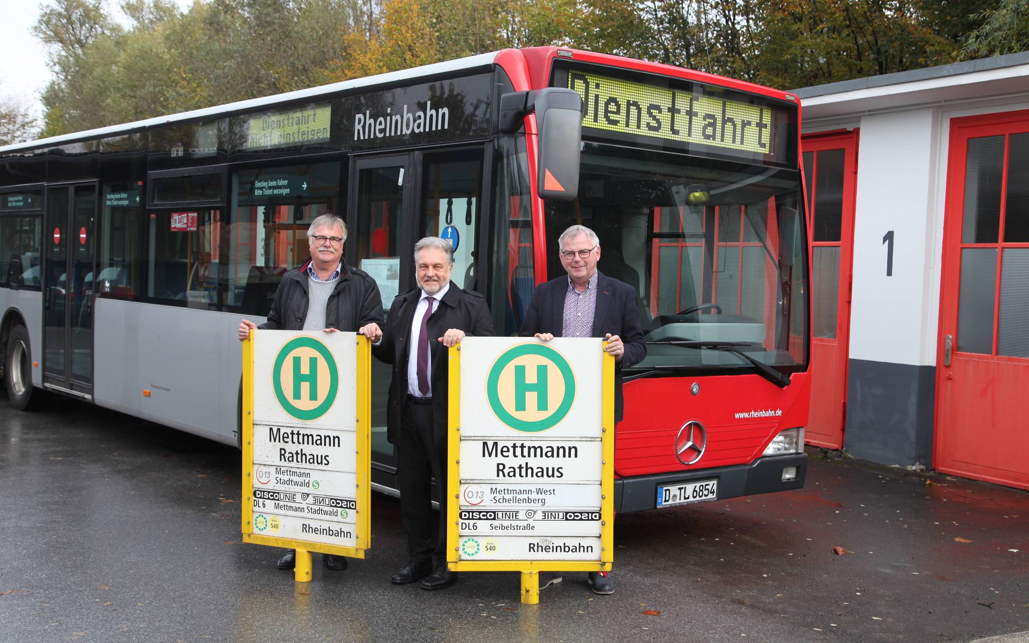  Hans Männel, Vorsitzender des Vereins „Linie D“, Bürgermeister Thomas Dinkelmann, Helmuth Höhn von der Unternehmensentwicklung der Rheinbahn. 