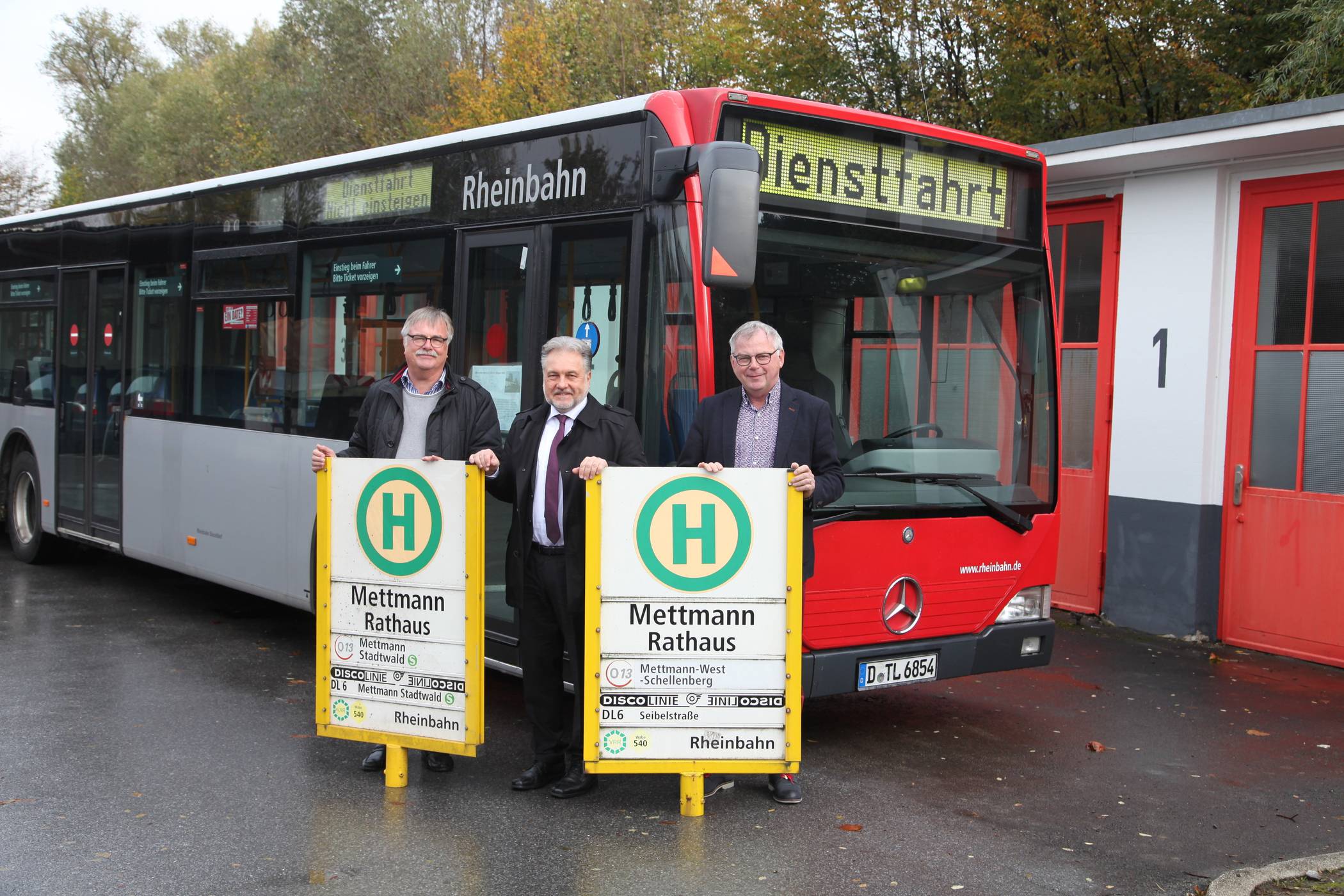  Hans Männel, Vorsitzender des Vereins „Linie D“, Bürgermeister Thomas Dinkelmann, Helmuth Höhn von der Unternehmensentwicklung der Rheinbahn. 