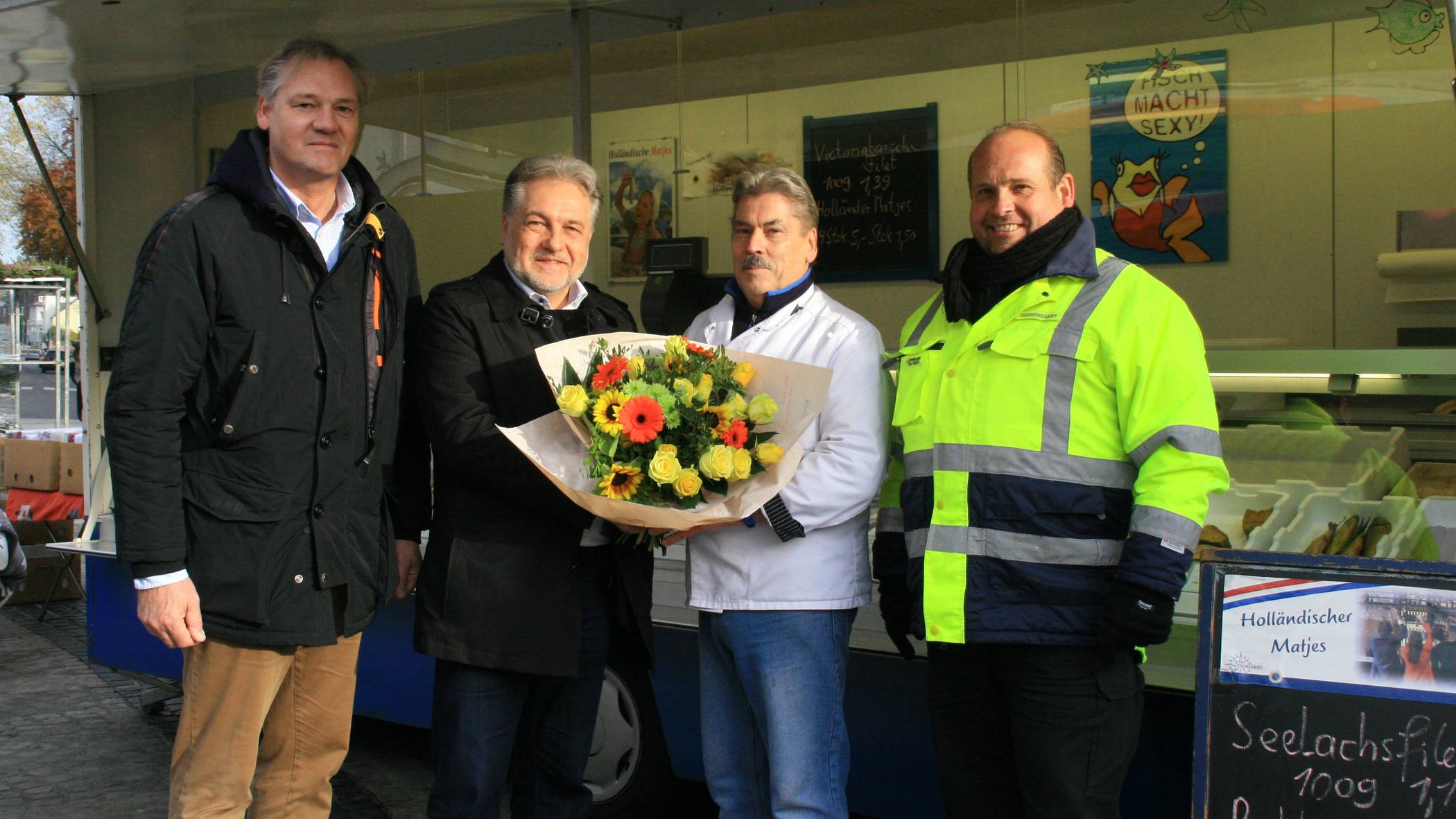  Wirtschaftsförderer Stephan Reichstein, Bürgermeister Thomas Dinkelmann, Nicolaas van der Zwan und Marktmeister Markus Heisig. 