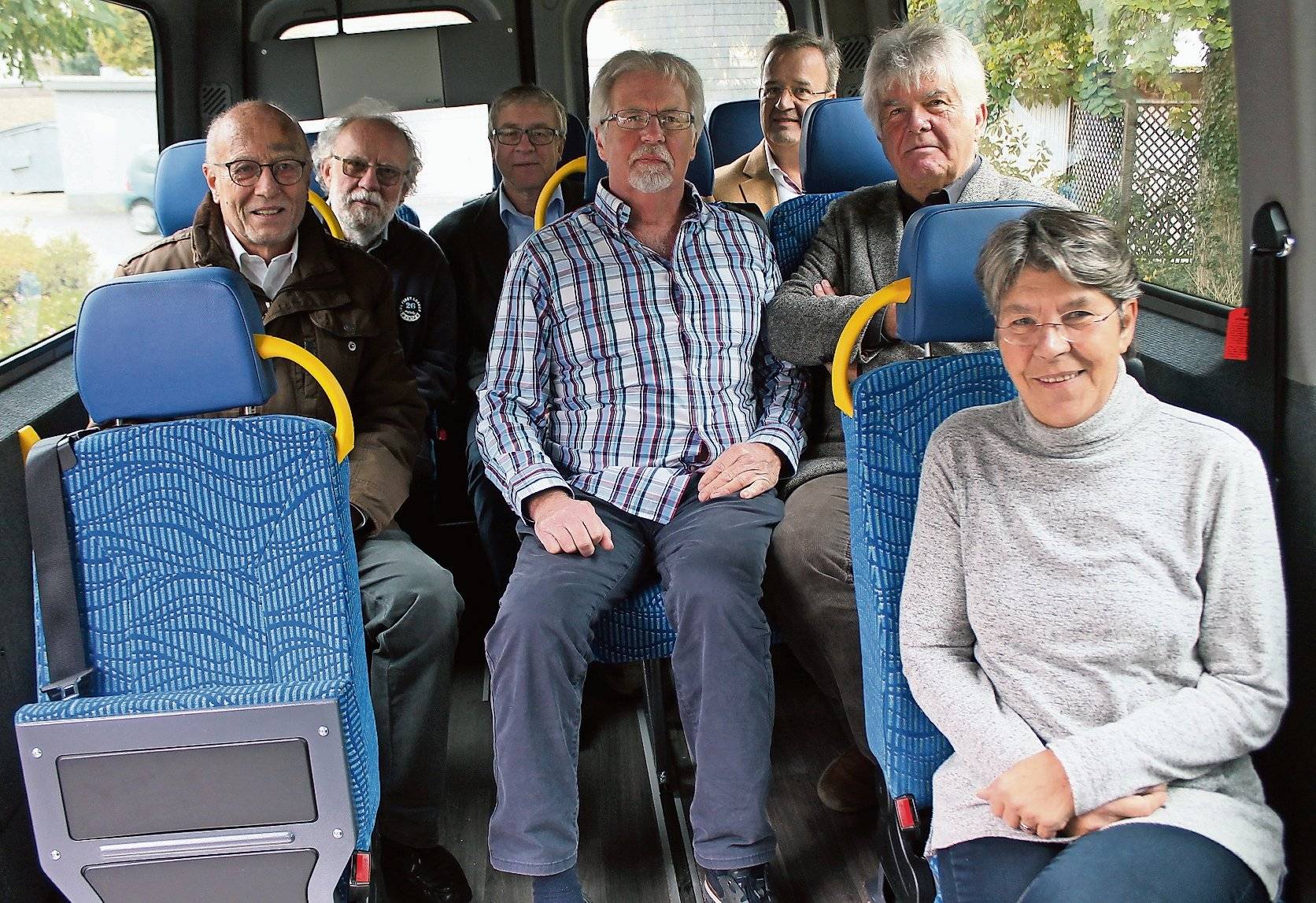  Das Team, das hinter dem Bürgerbus steht, sitzend in einem dem Mettmanner Bus ähnlichen Gefährt: Hans-Anton Fliegauf (stv. Schatzmeister), Klaus Bartel (Geschäftsführer), Michael Au (Schatzmeister), Michael Peters (stv. Fahrdienstleiter und stv. technischer Leiter), Stefan Wigge (stv. Vorsitzender), Bodo Nowodworski (Vorsitzender) und Ilona Bungert-Dellit (Schriftführerin). 