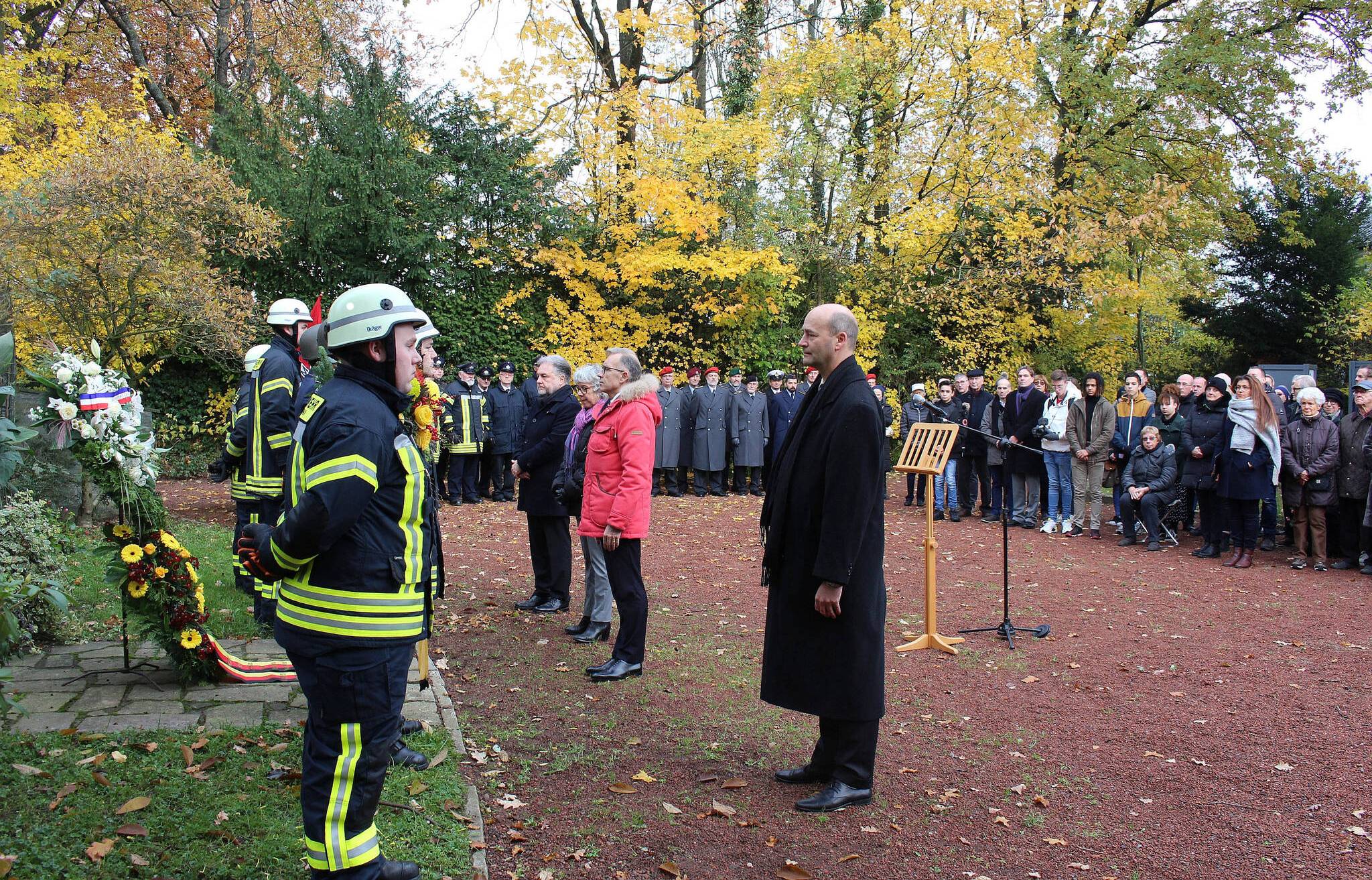  Bürgervereins-Vorsitzender Gregor Neumann, Pascal Huon und Josiane Derouet aus der Partnerstadt Laval sowie Bürgermeister Thomas Dinkelmann (v. r.) bei der Gedenkfeier am Denkmal Wilhelmshöhe.  