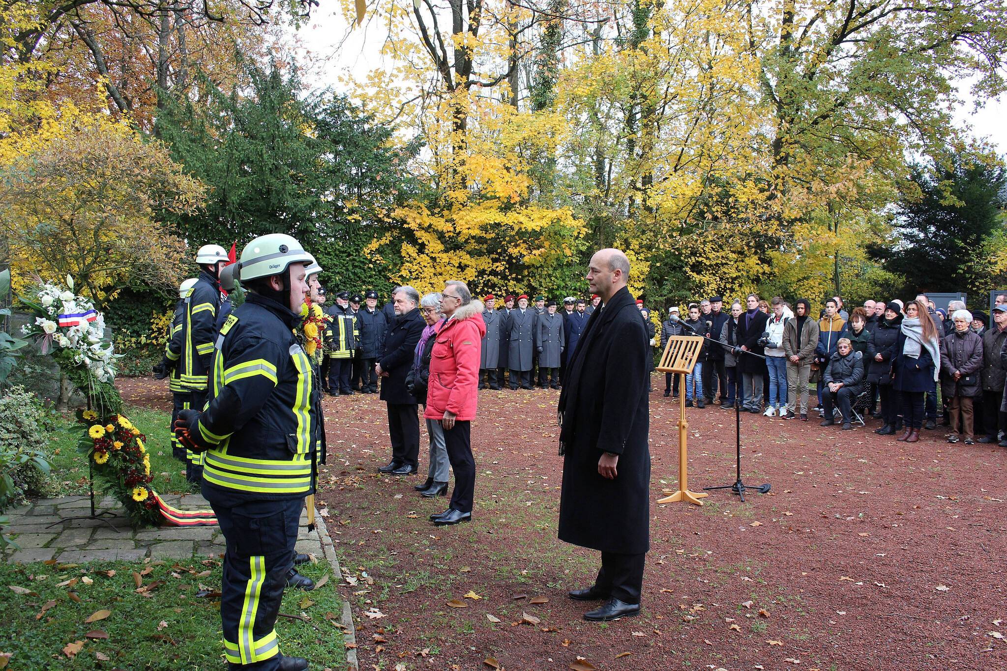  Bürgervereins-Vorsitzender Gregor Neumann, Pascal Huon und Josiane Derouet aus der Partnerstadt Laval sowie Bürgermeister Thomas Dinkelmann (v. r.) bei der Gedenkfeier am Denkmal Wilhelmshöhe.  