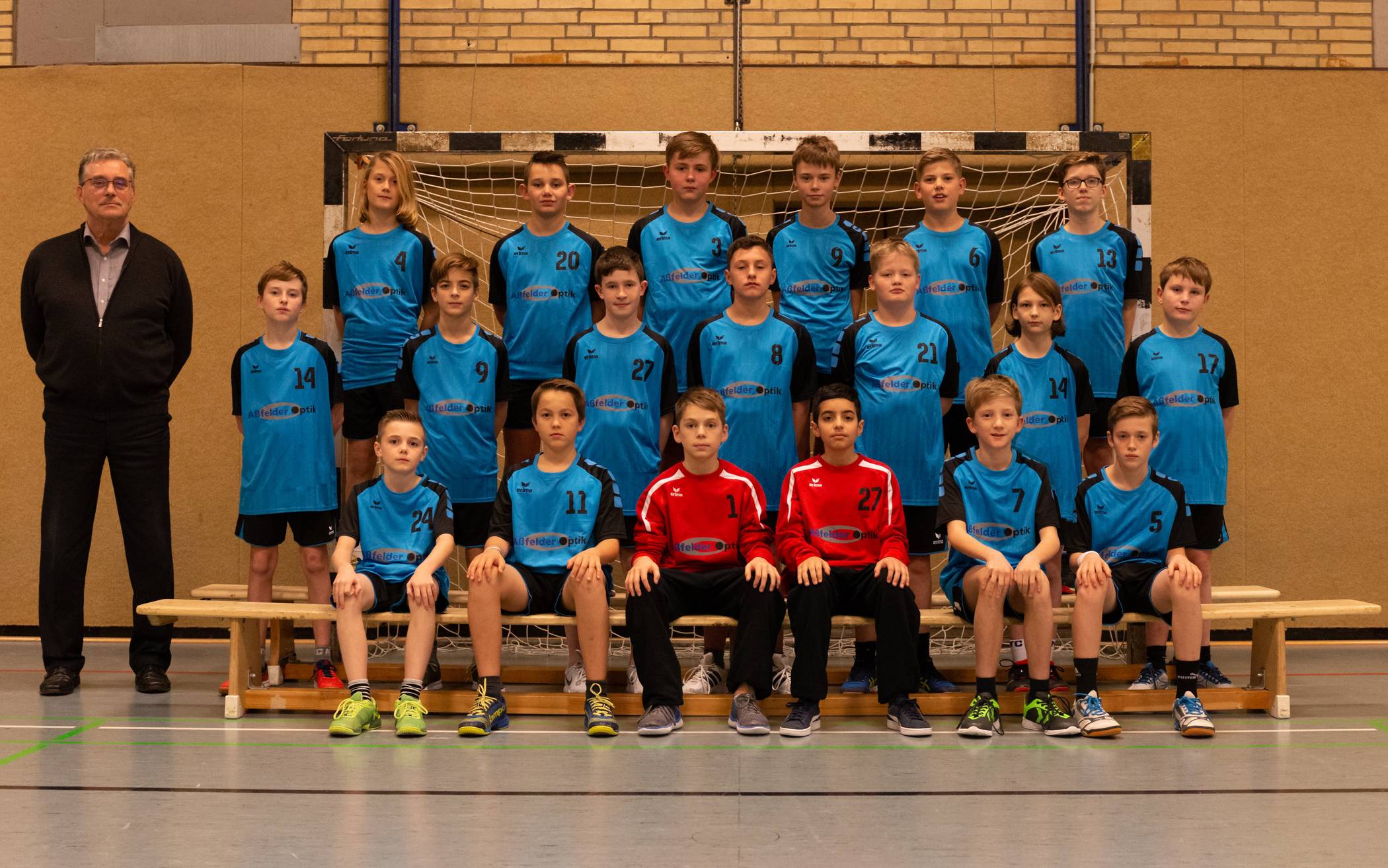 me-sport dankt Sponsor: Neue Trikots für die die Handballjugend
