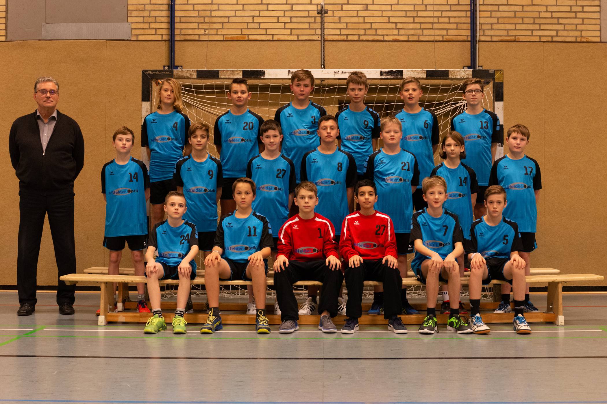 me-sport dankt Sponsor: Neue Trikots für die die Handballjugend