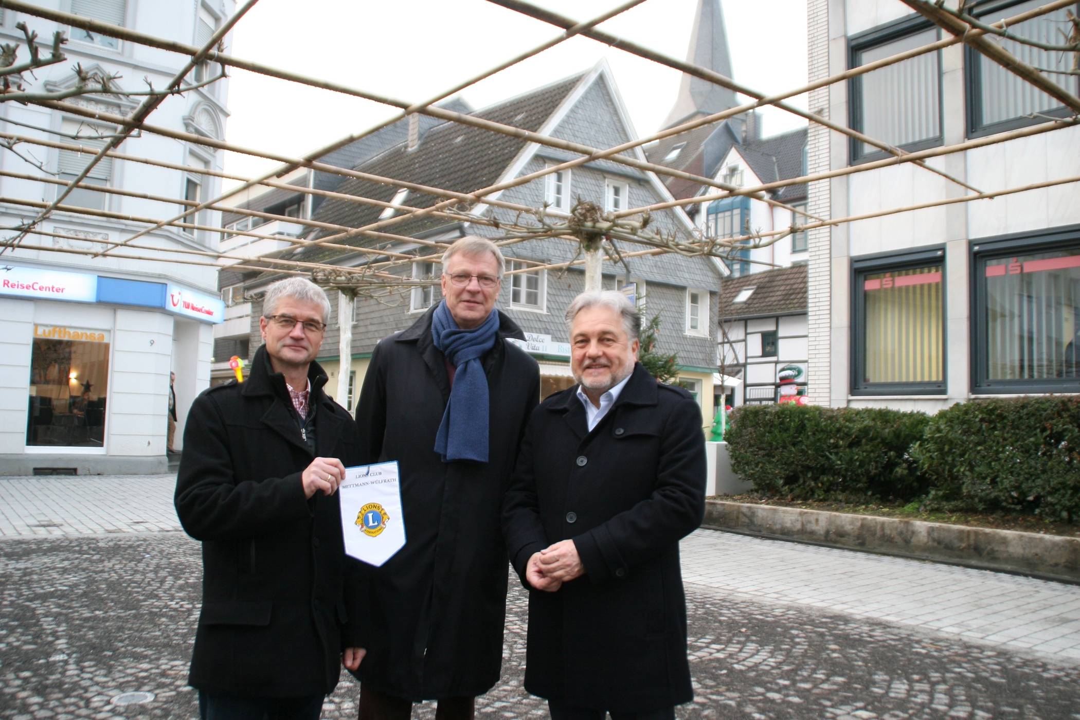  Lions-Präsident Reinhard Kliss, Activity-Beauftragter Jürgen Jülich und Bürgermeister Thomas Dinkelmann am fertiggestellten Platanendach an der Mühlenstraße. 