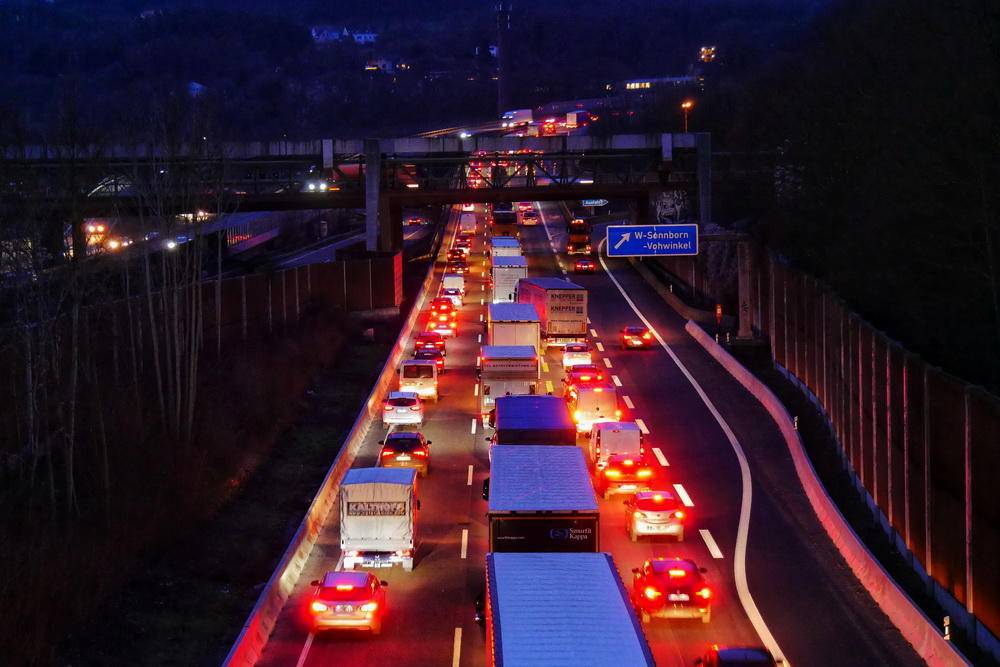  Durch die Umweltspur in Düsseldorf staut sich der Verkehr bis auf die A46. Symbolbild. 