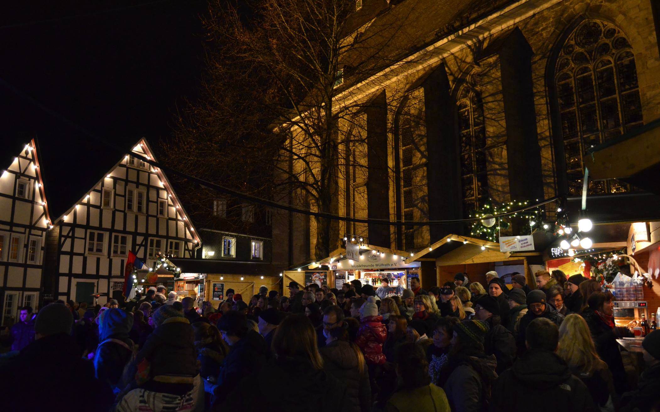  Der Herzog-Wilhelm-Markt in Wülfrath gilt mit Charme und traditionellem Kunsthandwerk als ältester Weihnachtsmarkt der Region. 