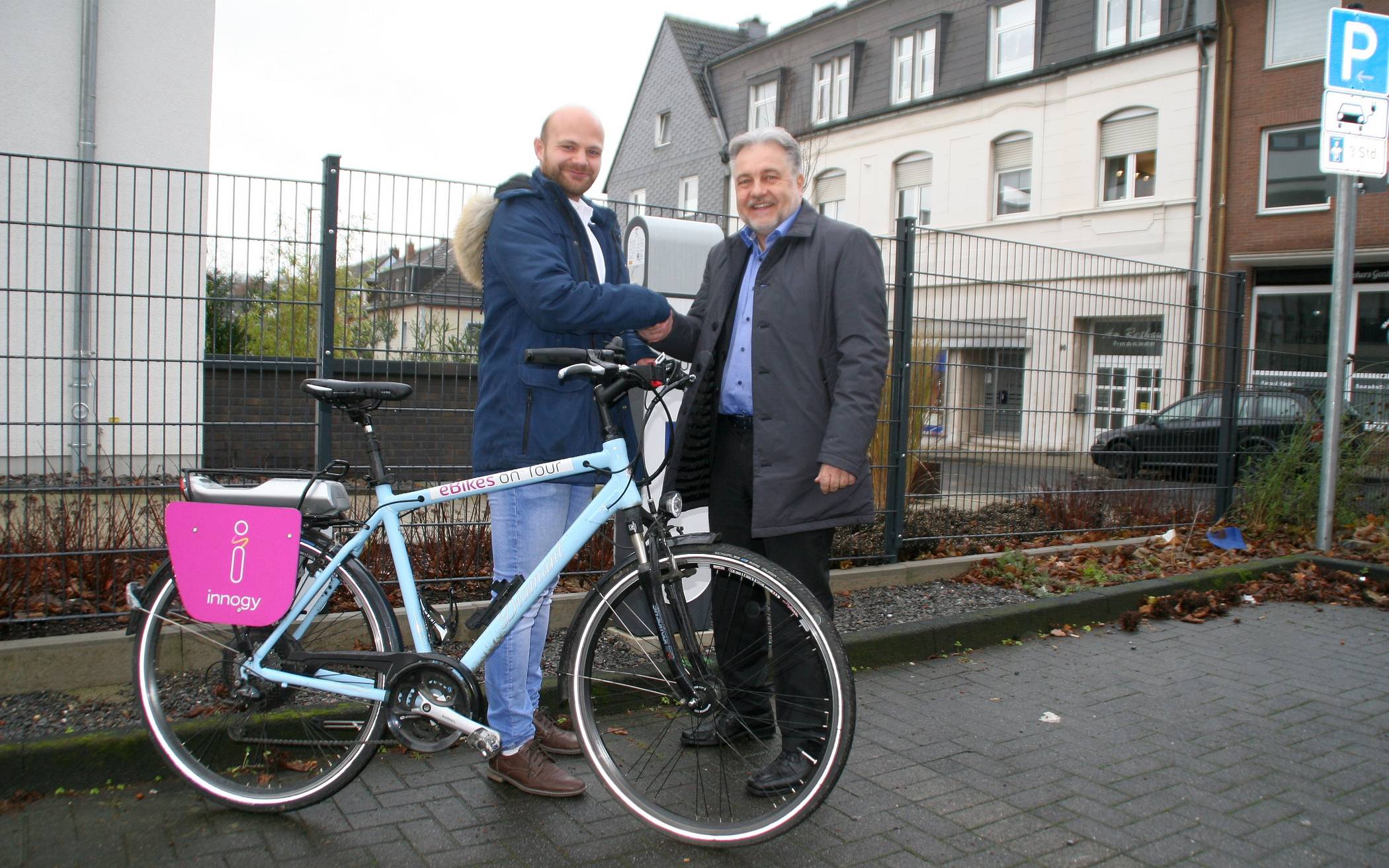  Bürgermeister Thomas Dinkelmann wünscht Marcel Alpkaya, dem Klimaschutzbeauftragten der Stadt, viel Erfolg für seine Arbeit. 