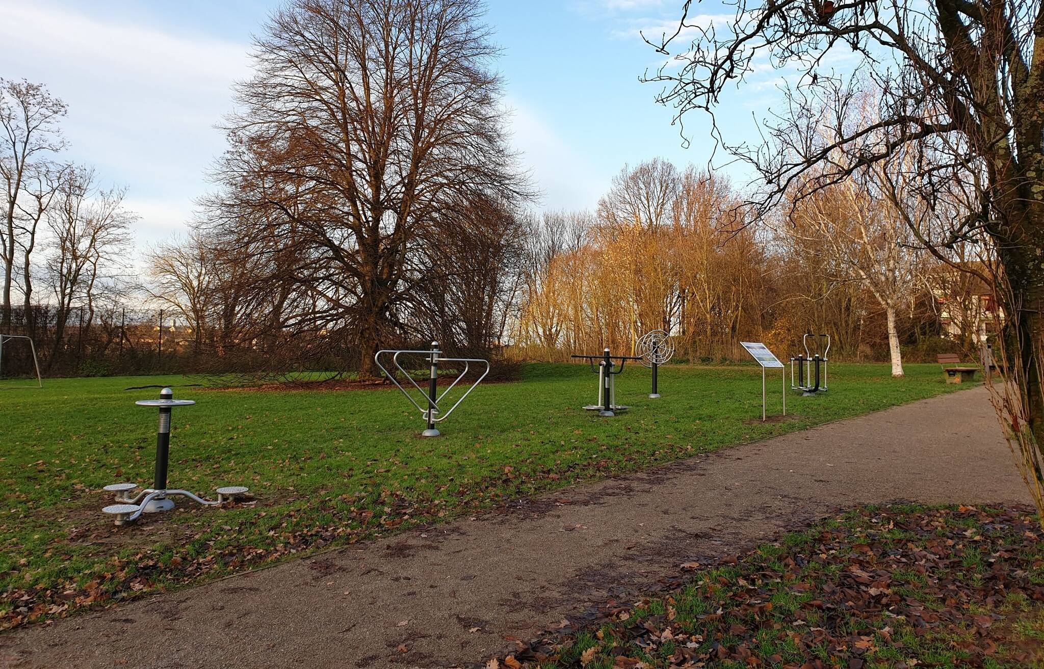 Der Fitnessparcours auf dem Spielplatz Am