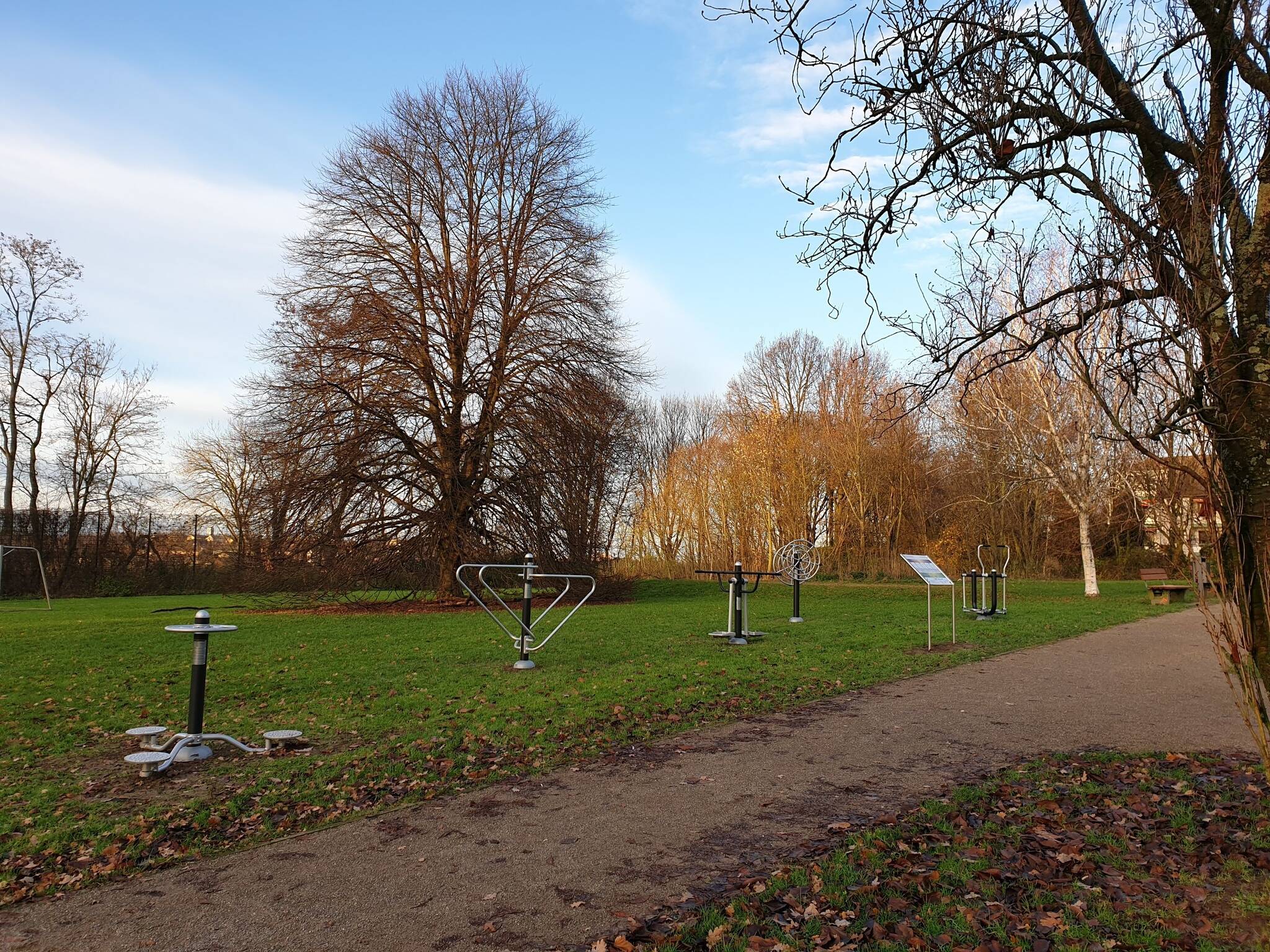 Der Fitnessparcours auf dem Spielplatz Am Altenbruch ist fertig. 