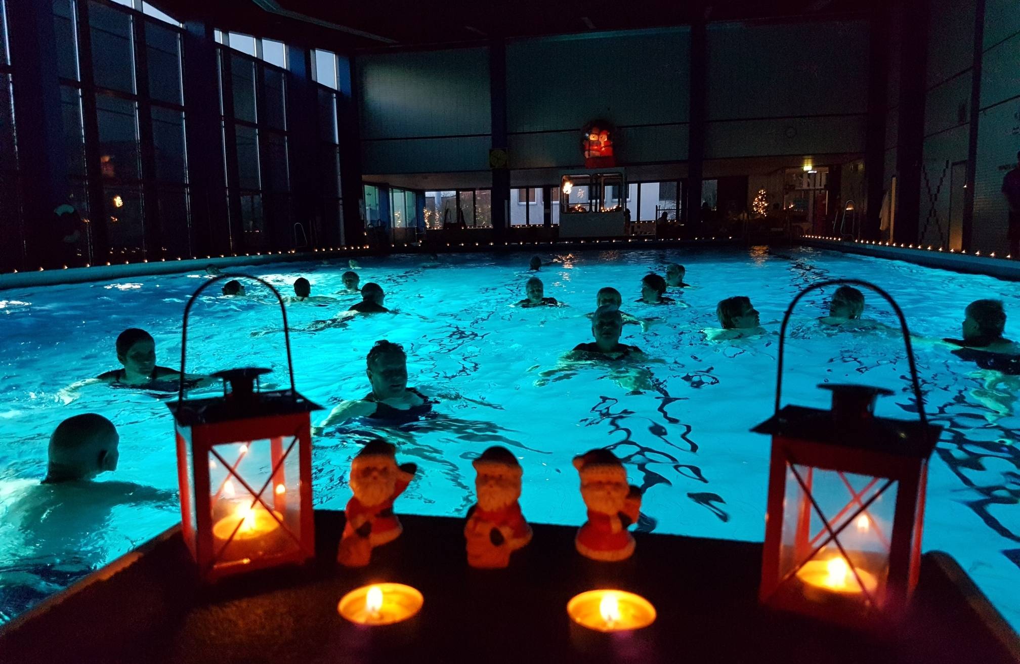  Am Donnerstag hatte das Hallenbad-Team zum traditionellen Lichterschwimmen ins Bad eingeladen. 