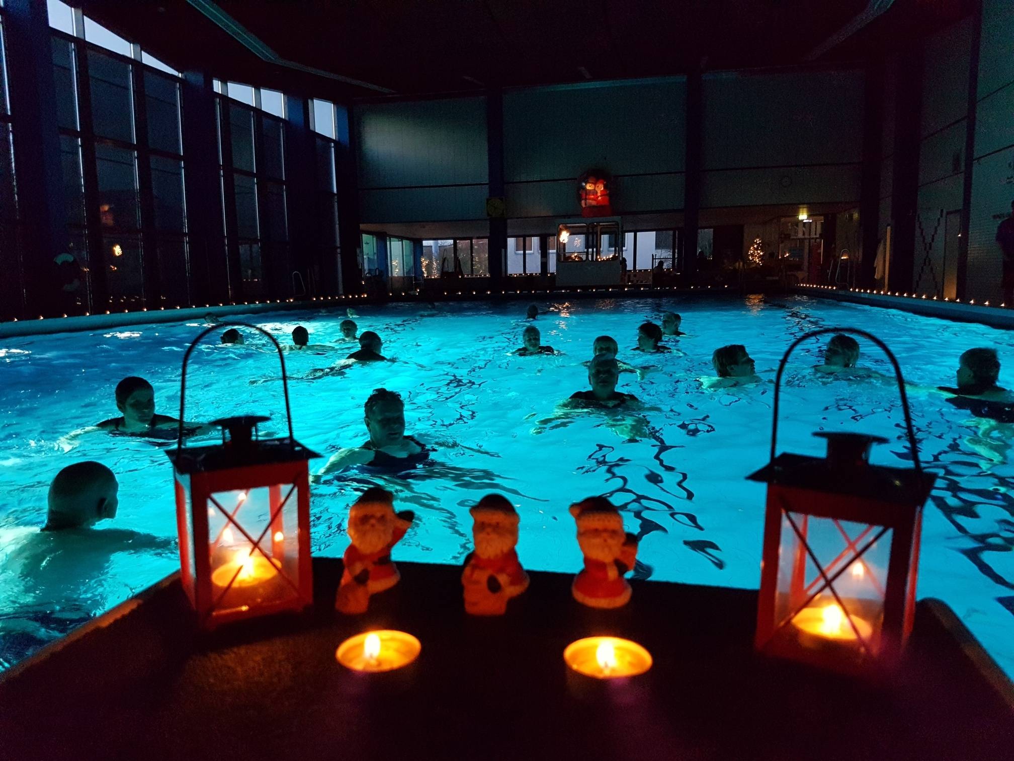  Am Donnerstag hatte das Hallenbad-Team zum traditionellen Lichterschwimmen ins Bad eingeladen. 