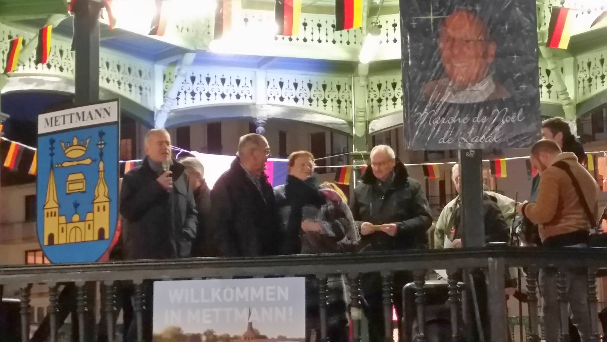  Lavals Bürgermeister Francois Zocchetto (l.) würdigte die Verdienste Peter Langbehns (2. v. l.) während der Eröffnung des Weihnachtsmarktes am 12. Dezember.  