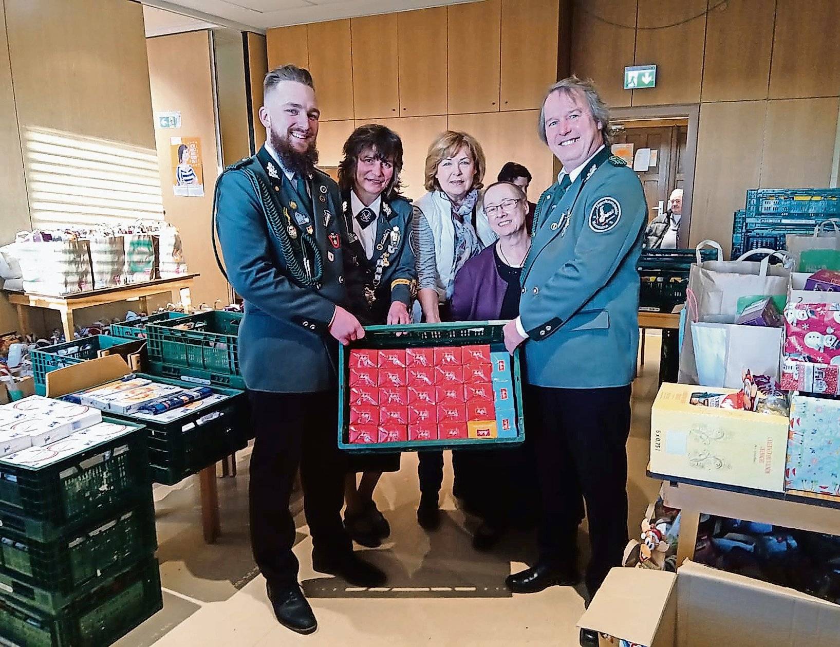  Prinzgemahl Robin Bödeker, Schützenkönigin Kirsten Sylvester, Schirmherrin Esther Dittmann-Günther, Leiterin Gisela Fleter, Königsgemahl Christof Strullmeier. 