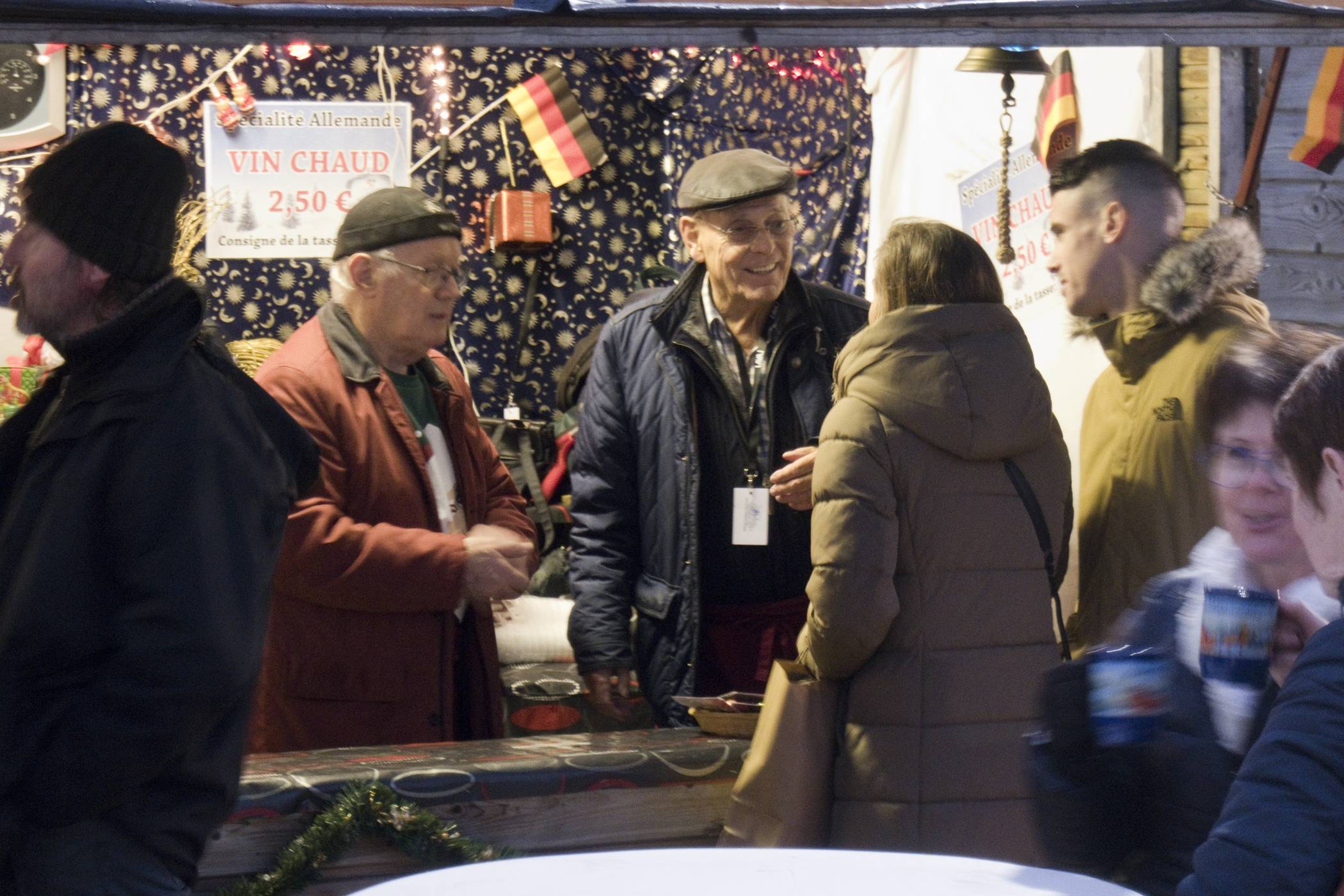 Peter Langbehn (3.v.l.) im Gespräch mit Besuchern des Lavaler Weihnachtsmarktes. 
