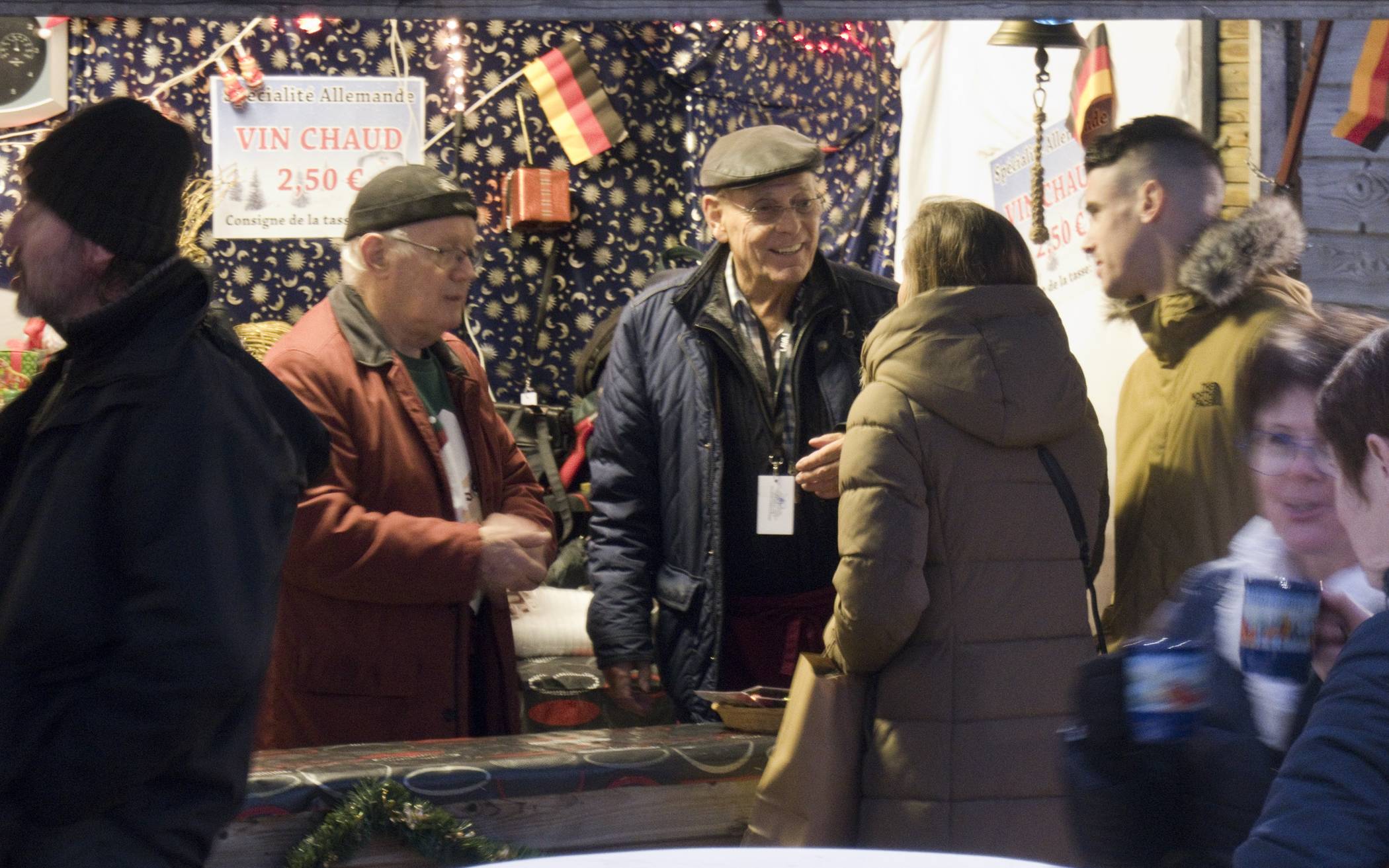  Peter Langbehn (3.v.l.) im Gespräch mit Besuchern des Lavaler Weihnachtsmarktes. 