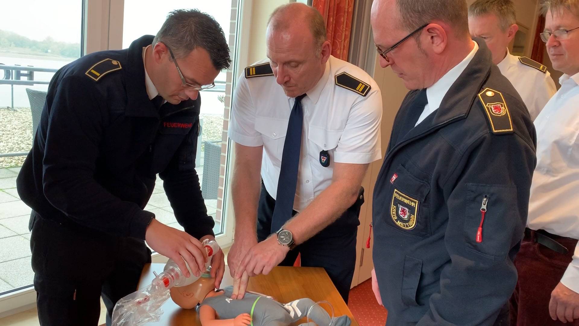  Matthias Mausbach (Feuerwehr Mettmann), Guido Vogt (Feuerwehr Erkrath, Vorsitzender des Kreisfeuerwehrverbandes), Arne Köster (Ärztlicher Leiter Rettungsdienst des Kreises Mettmann, v.li.) beim Kurs für „mobile Retter“. 