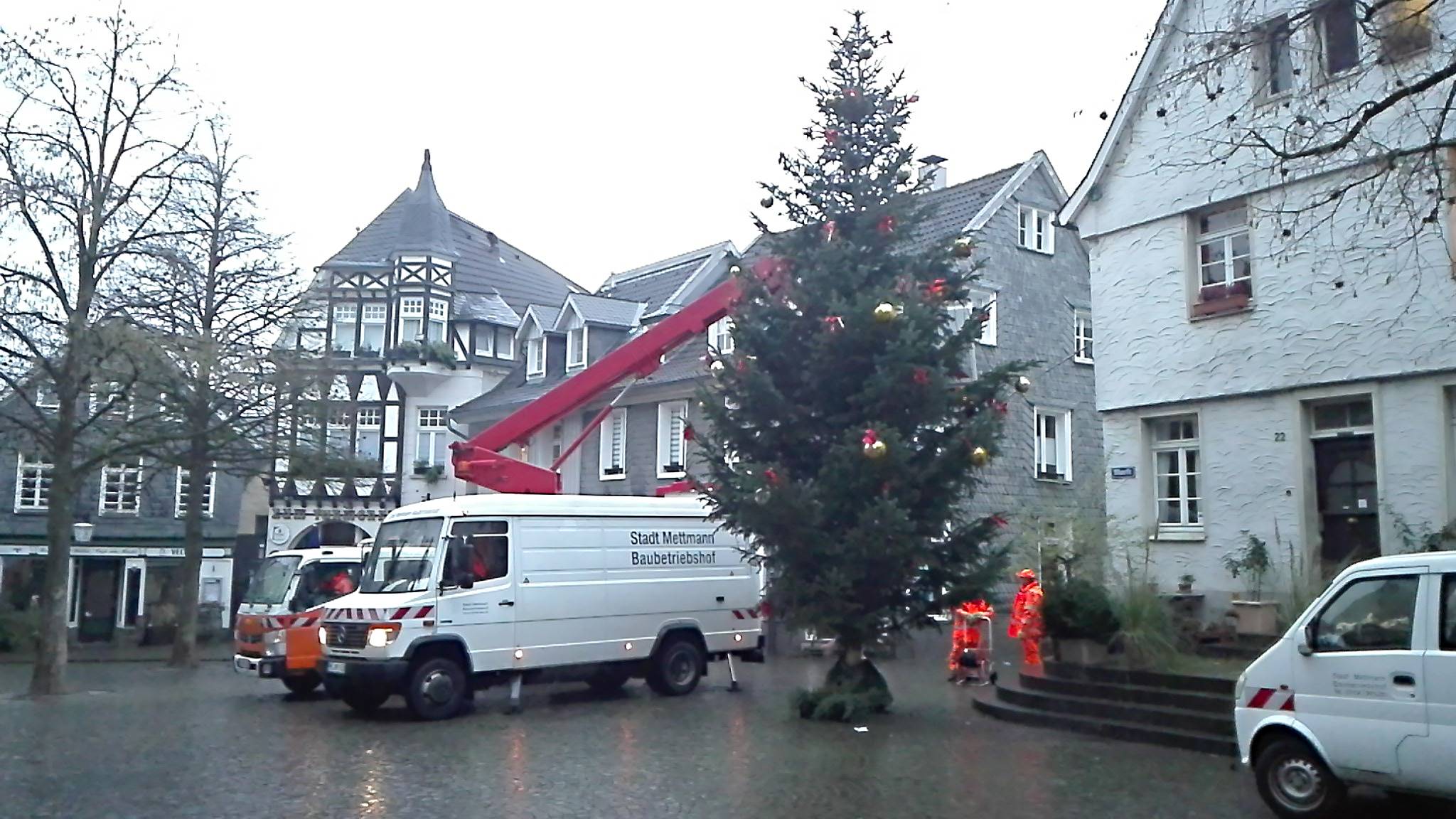 Baubetriebshof hat mit den Arbeiten begonnen: Weihnachtsbäume werden bis Freitag abgebaut