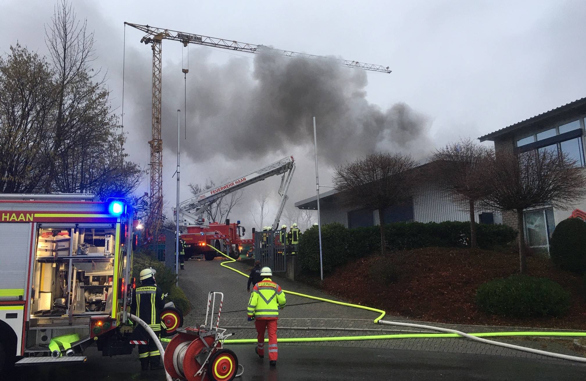 Brand in einer Lagerhalle in Haan: Rauch zog auf die A46