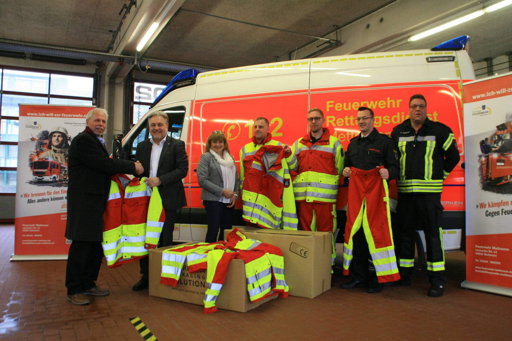  Bürgermeister Thomas Dinkelmann überreicht Ekrem Usanovic (l.) Dienstkleidung für die Rettungssanitäter in Gorazde. Bei der Übergabe waren Dezernentin Veronika Traumann, Notfallsanitäter Christian Zemla (4. v. l.), Rettungssanitäter Jan Rützel (3. v. r.), Matthias Mausbach (2. v. r.), Amtsleiter Feuerschutz und Rettungswesen, und Dirk Herrmann (r.), Dienstgruppenleiter und zuständig für die Beschaffung der Dienstkleidung der Einsatzkräfte, dabei. 