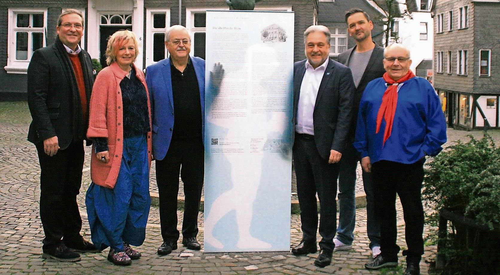  Ingo Grenzstein, Dagmar Grotendorst, Prof. Dr. Bernd Günter, Bürgermeister Thomas Dinkelmann, Marek Heindorff und Friedel Liesenkloß vor einer der neuen Stelen. 