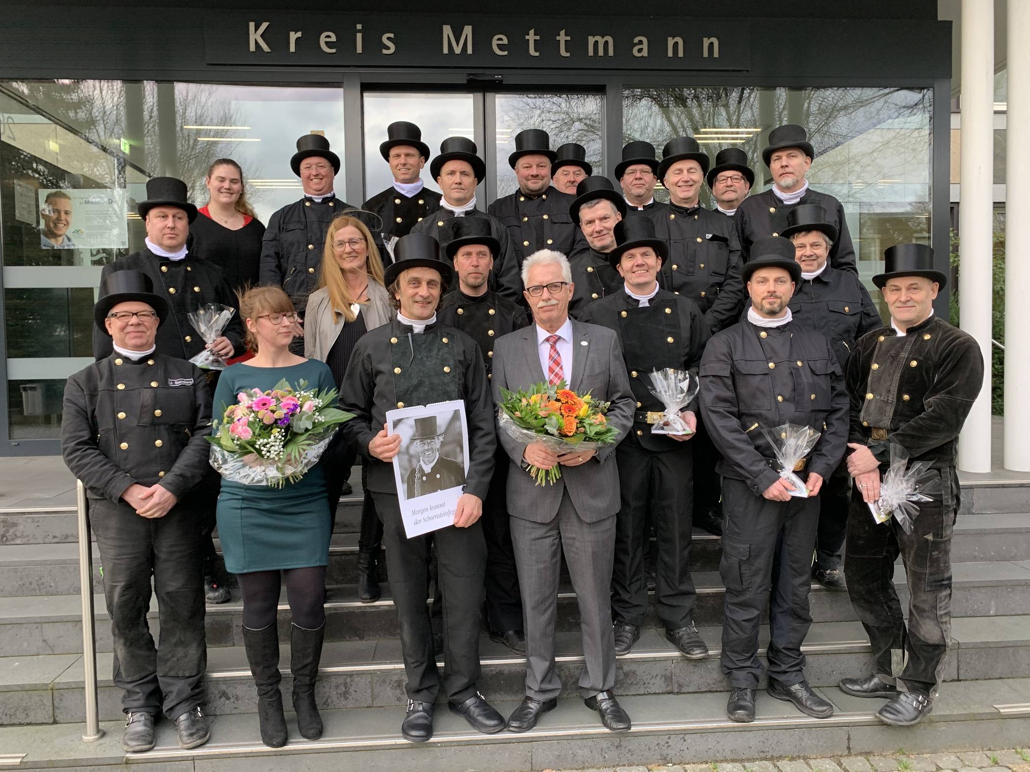 Traditioneller Besuch im Kreishaus: Schornsteinfeger wünschen Glück für 2020