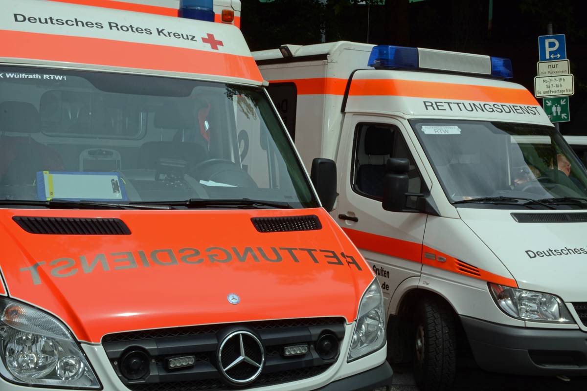 Fahrzeug im Unitunnel der A46 zwischen zwei LKW eingeklemmt: 25-Jährige schwer verletzt