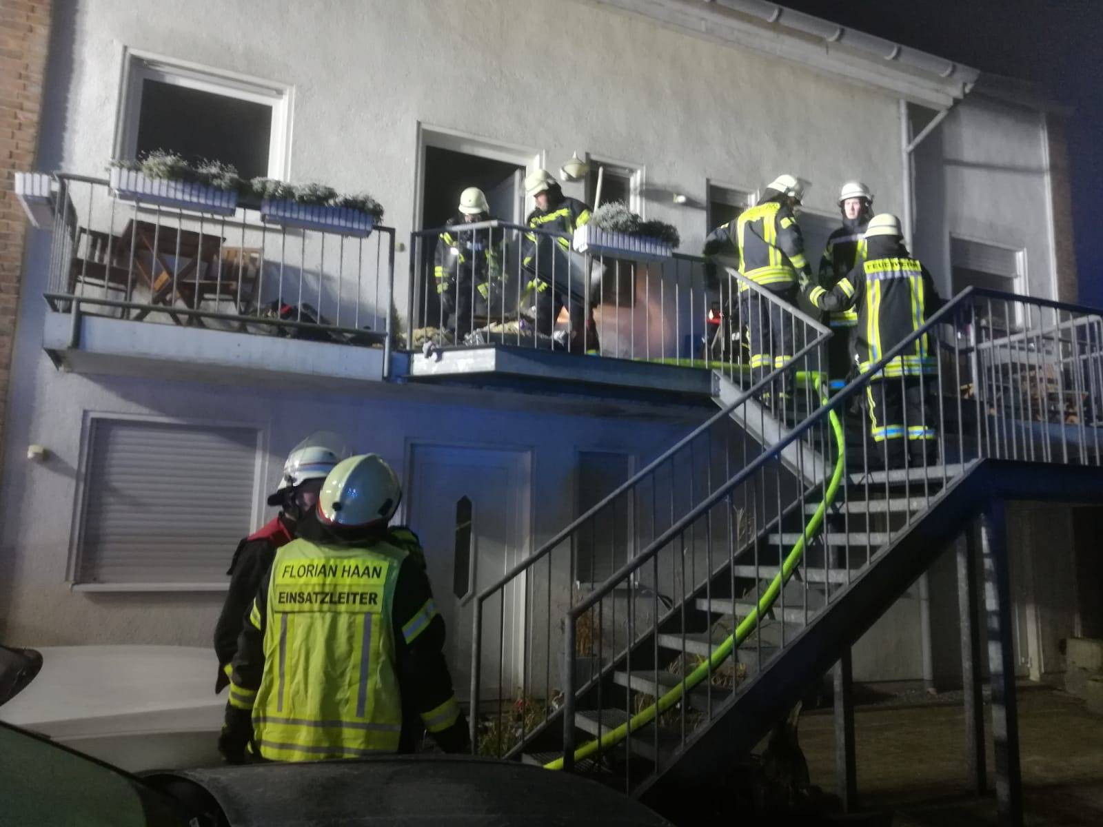 Vier Bewohner über Leiter aus Wohnhaus gerettet - ein Verletzter