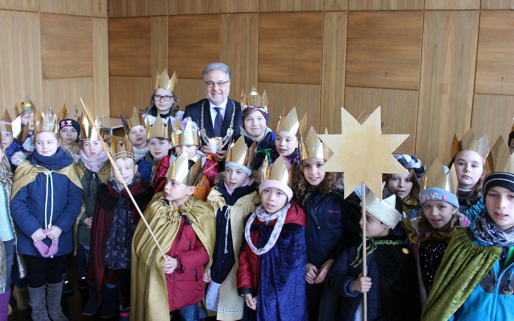  Zum Abschluss der Sternsinger-Aktion in Mettmann besuchten Mädchen und Jungen der Pfarrei St. Lambertus Bürgermeister Dinkelmann im Rathaus. 