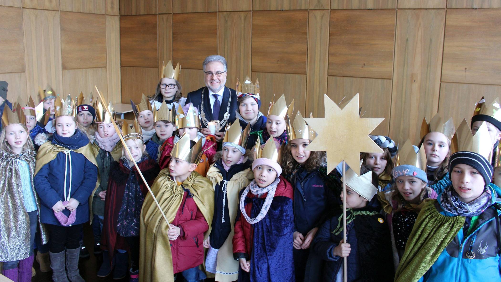  Zum Abschluss der Sternsinger-Aktion in Mettmann besuchten Mädchen und Jungen der Pfarrei St. Lambertus Bürgermeister Dinkelmann im Rathaus. 