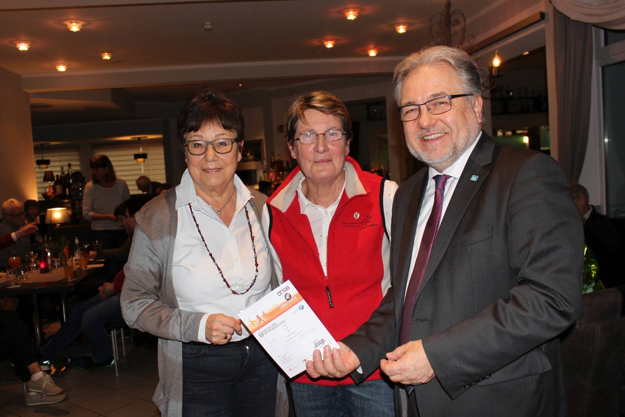  Gisela Winzer (Mitte) und Bürgermeister Thomas Dinkelmann überreichen Doris Speck die Urkunde für ihr 45. Sportabzeichen. 