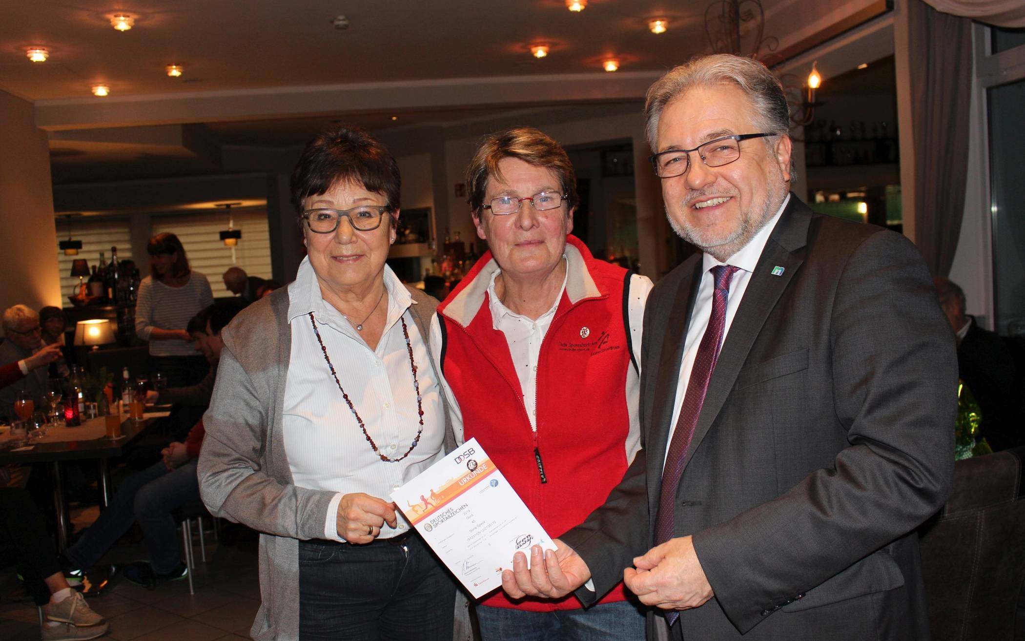  Gisela Winzer (Mitte) und Bürgermeister Thomas Dinkelmann überreichen Doris Speck die Urkunde für ihr 45. Sportabzeichen. 