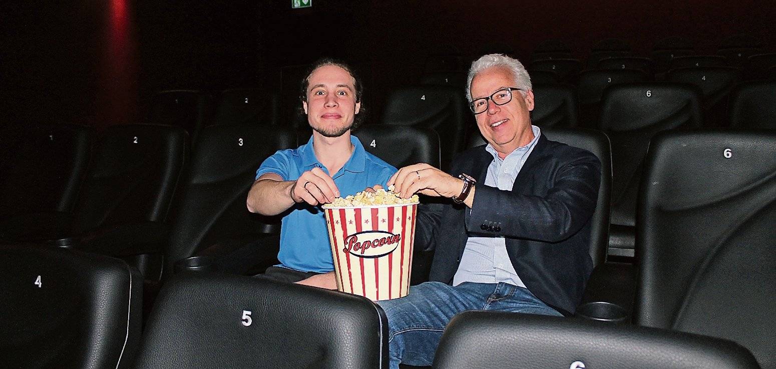  Weltspiegel-Chef Thomas Rüttgers und Mitarbeiter Jonas Flessel lassen sich das Popcorn gut schmecken. 